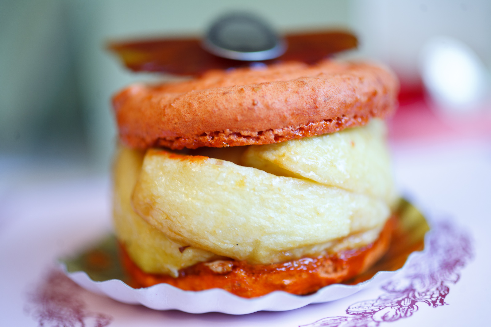 Macaron pommes caramel (apple and caramel macaron)