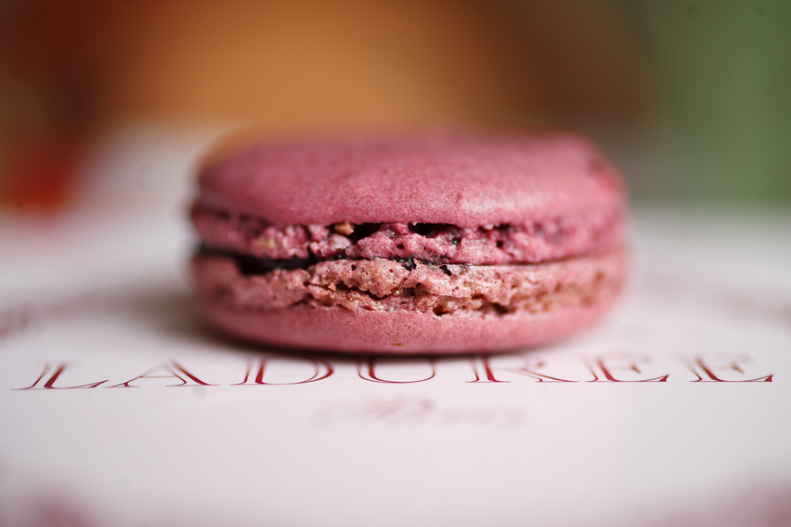 Macaron au cassis (currant)