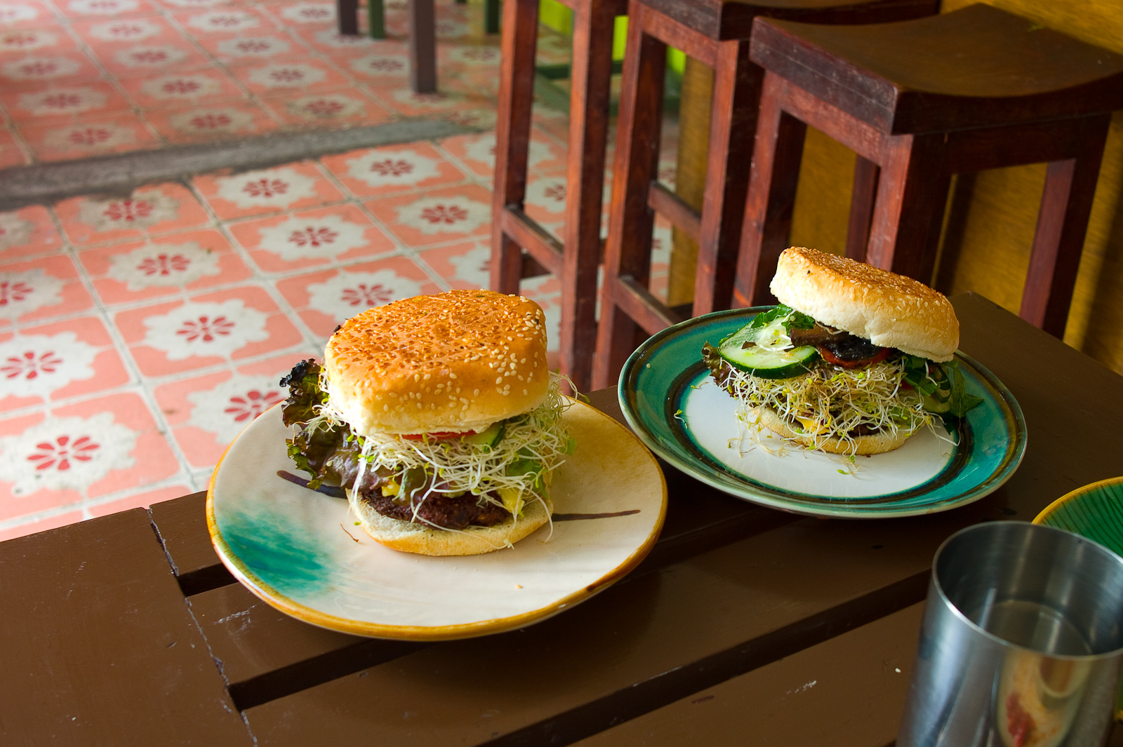 Shiva burger - la favorite con espinacas, aceitunas negras, champiñon, queso feta, queso amarillo, pimiento, lechuga, germen, pepino, aguacate, y jitomate ($50 MXP);