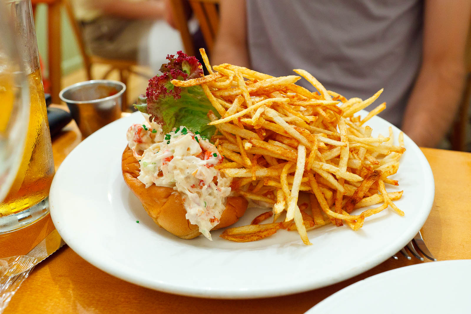 Lobster roll with shoestring fries (Market price)