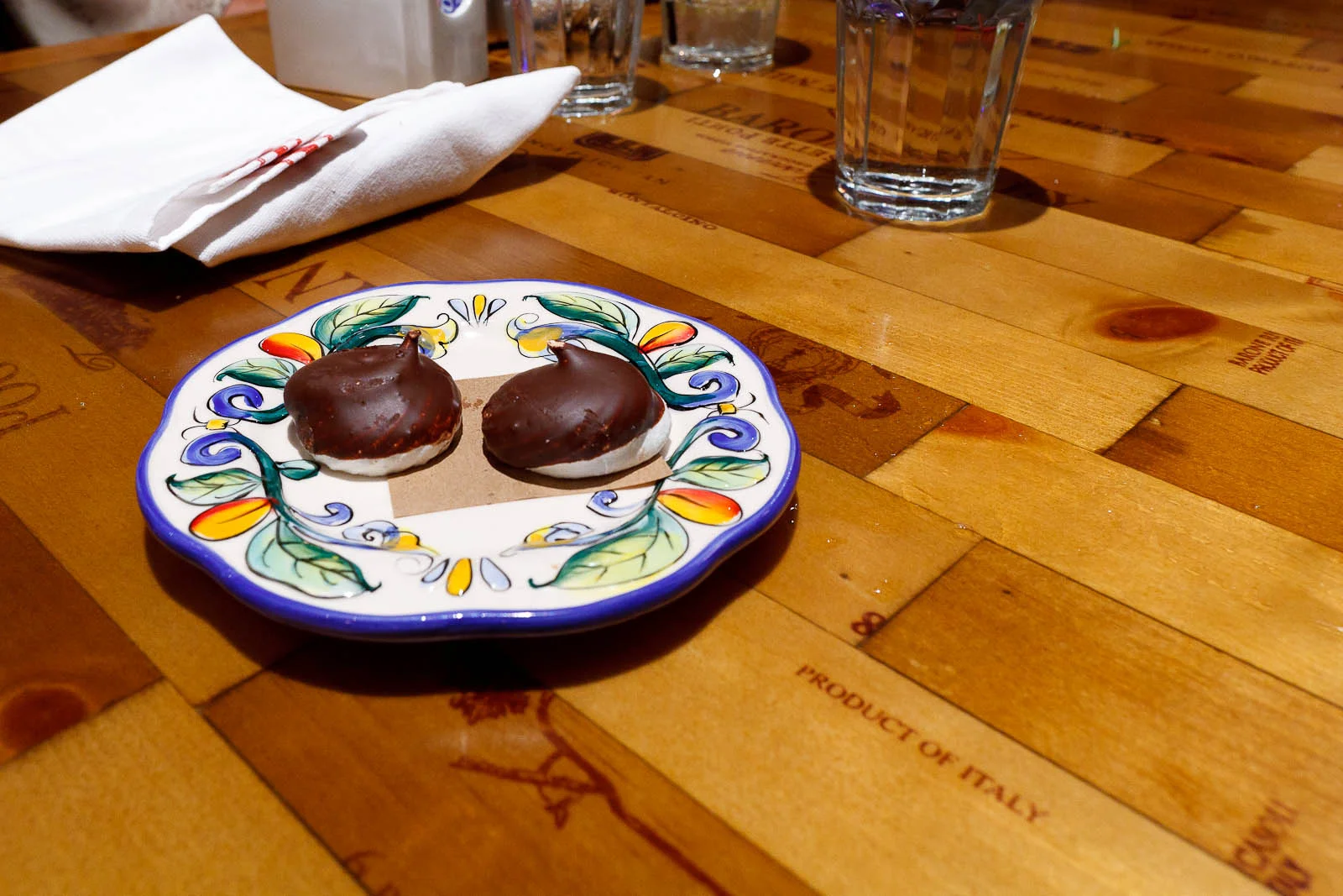 Petits fours: chocolate meringue