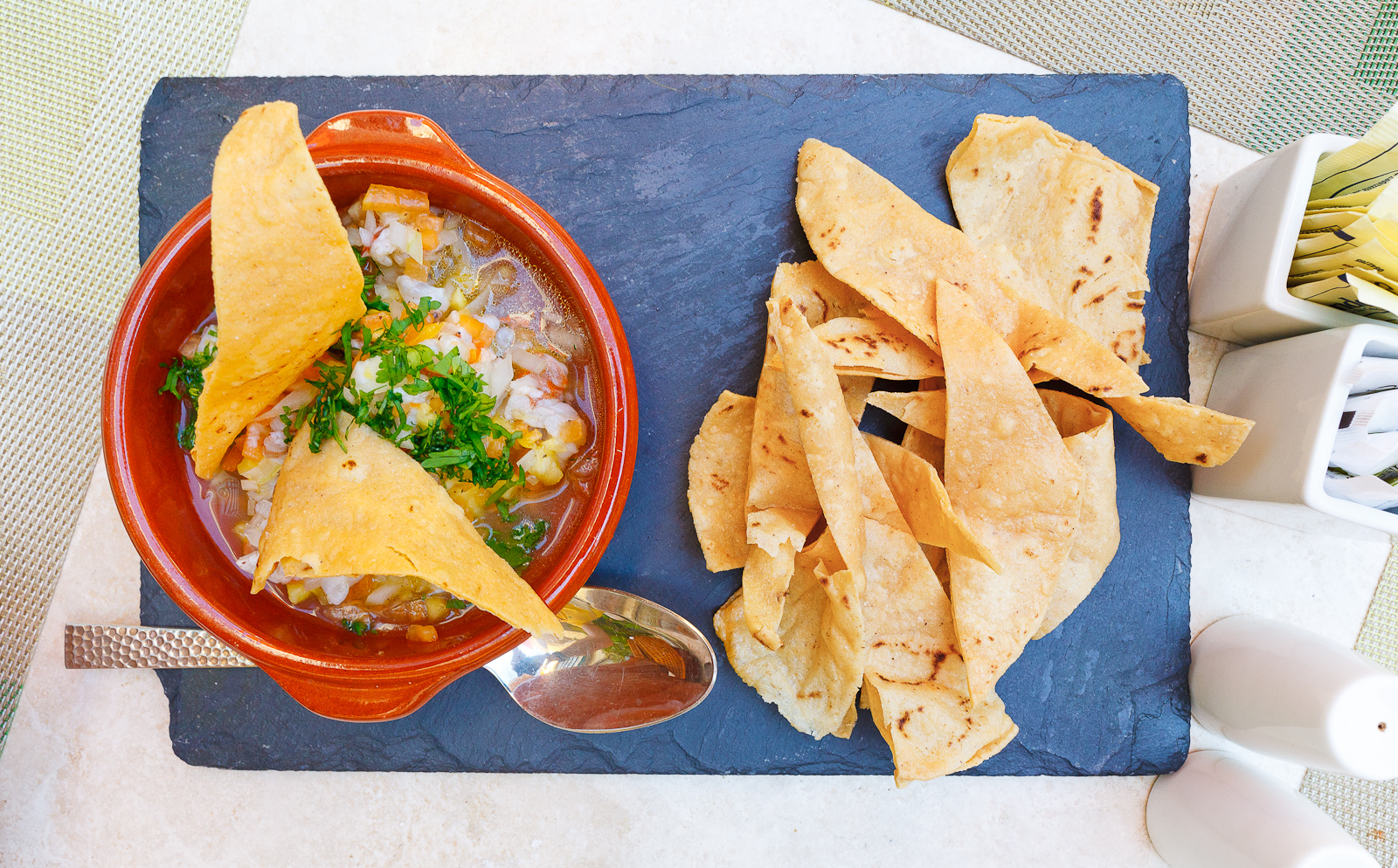 Ceviche de camarón con cítricos de temporada y perfume de habanero (MXP $124)