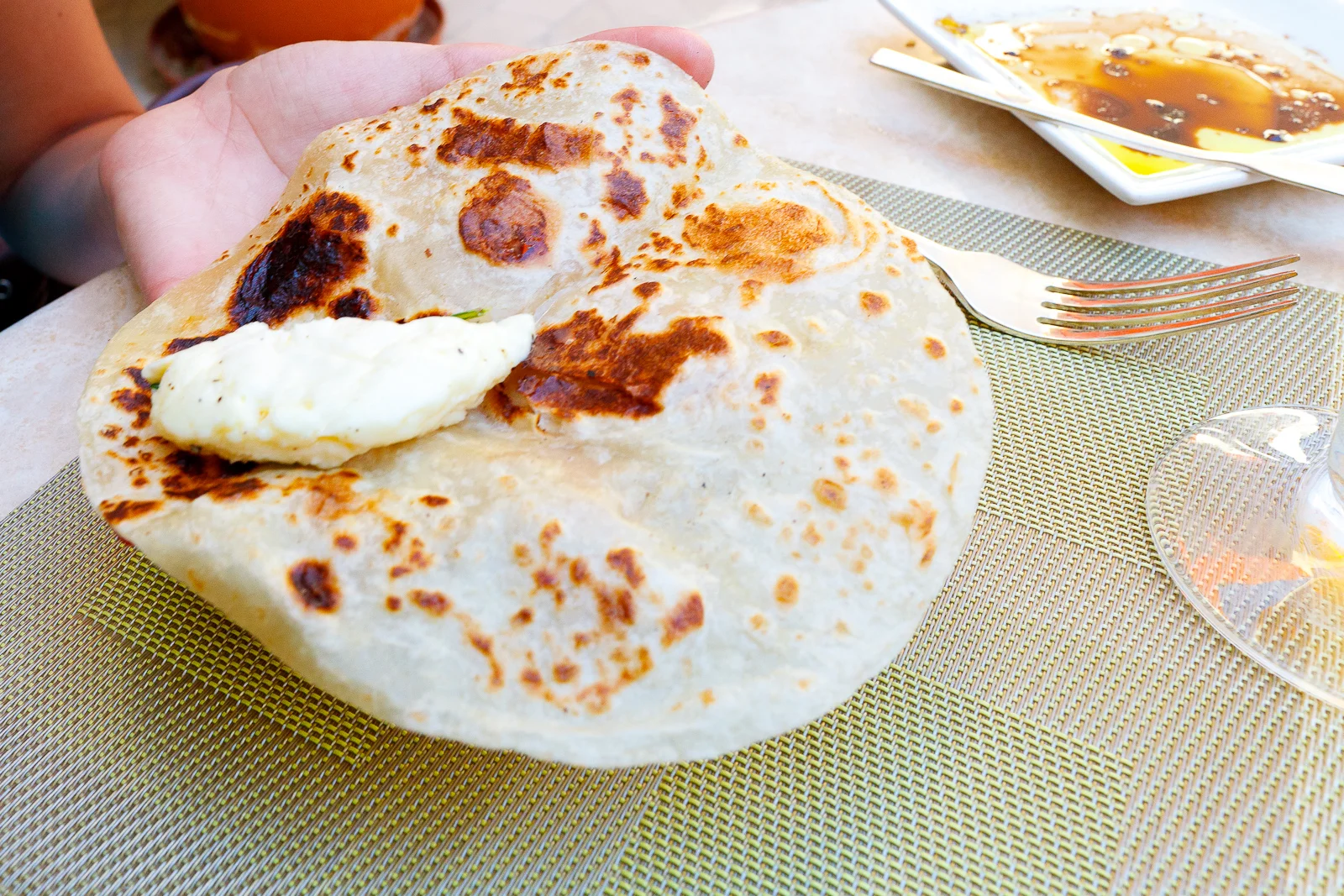 Tortilla de harina con queso fresco