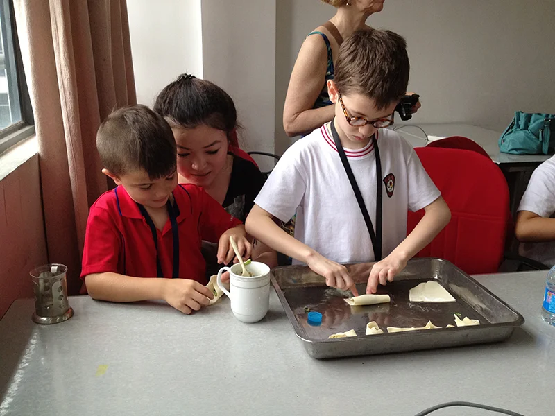  Making dumplings at Shangde School in Shanghai 