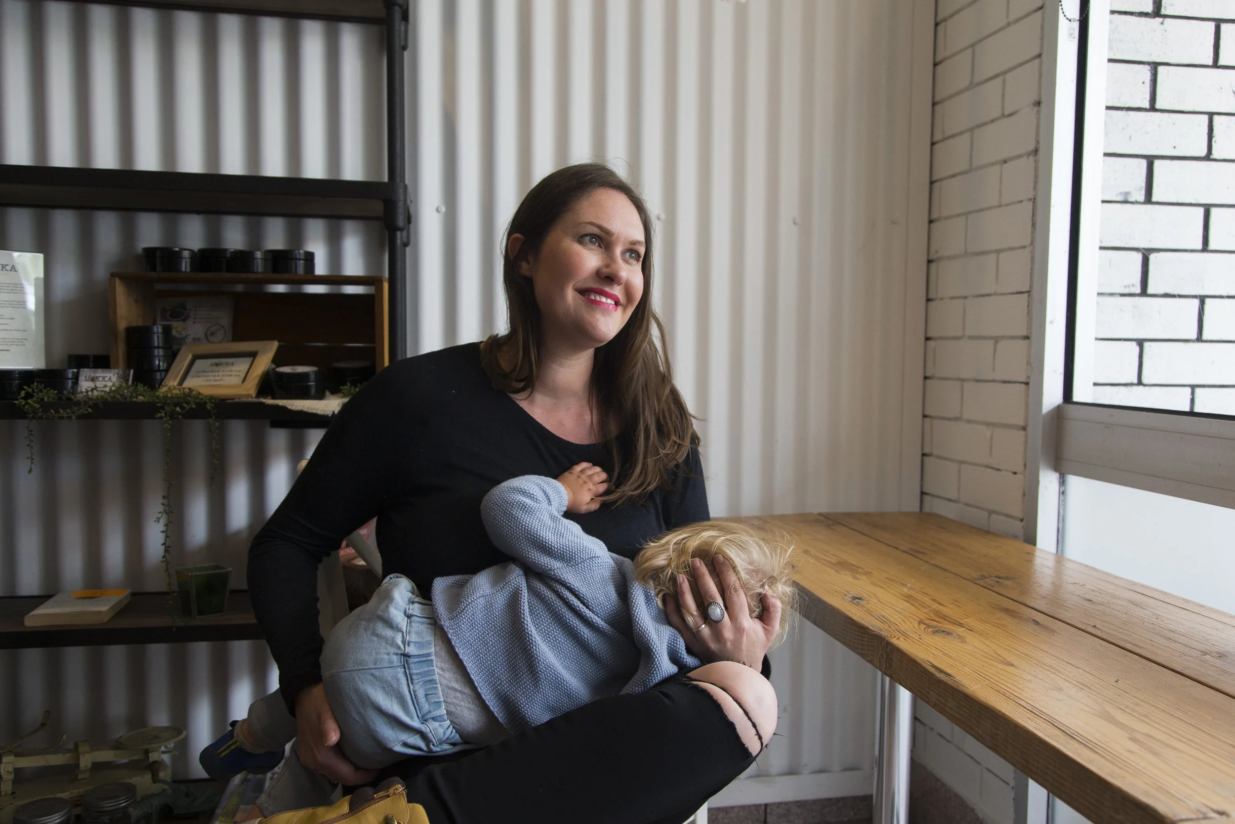 Adele breastfeeding her son at her cafe SoulPod Foods