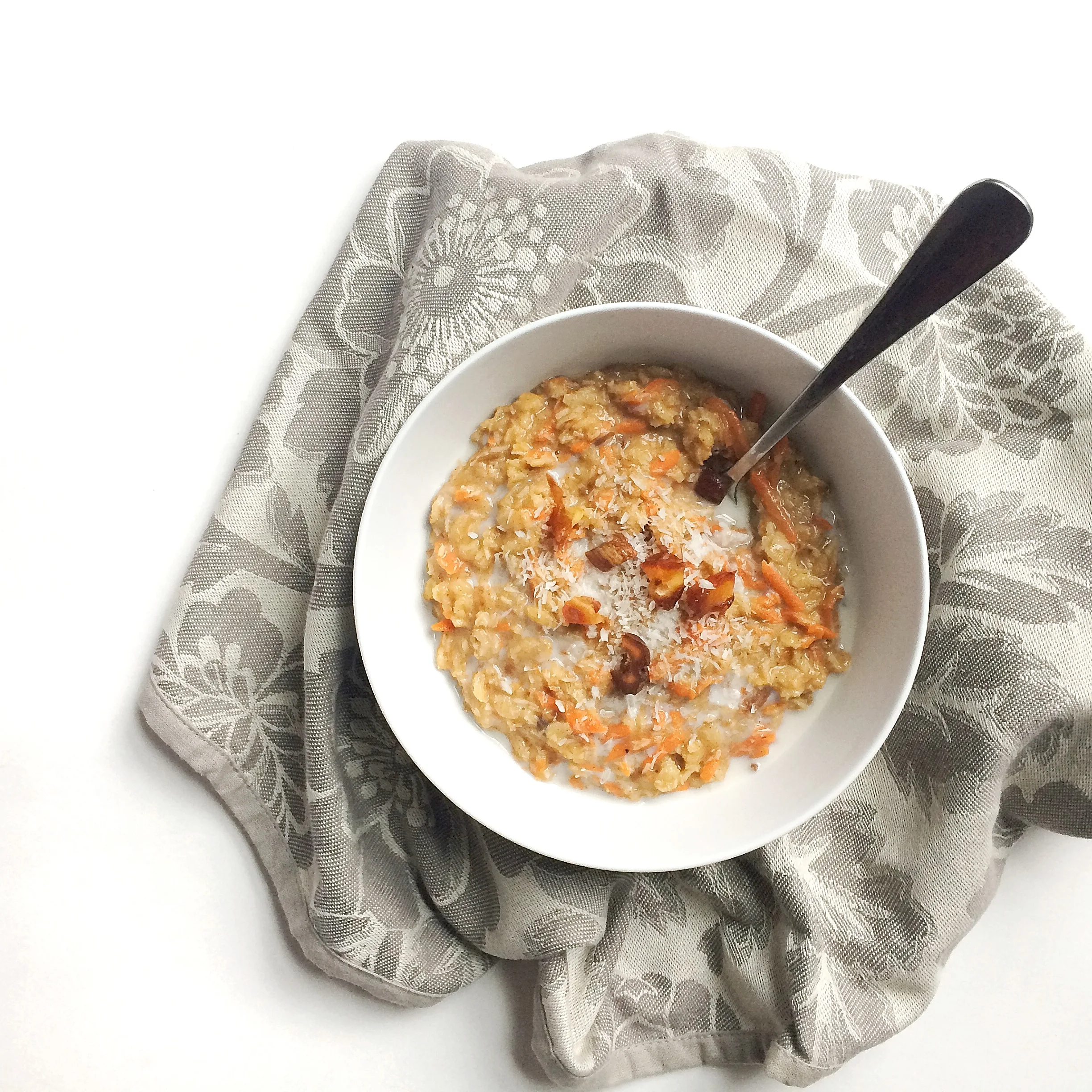 Carrot Cake Oatmeal (Vegan)