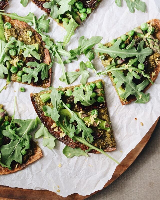 Sunny day outside, and sunny eats inside! Tortilla pizza with pesto, peas, asparagus, arugula, and lemon zest for a deeelicious dinner. What are you having tonight?! 🌱☀️