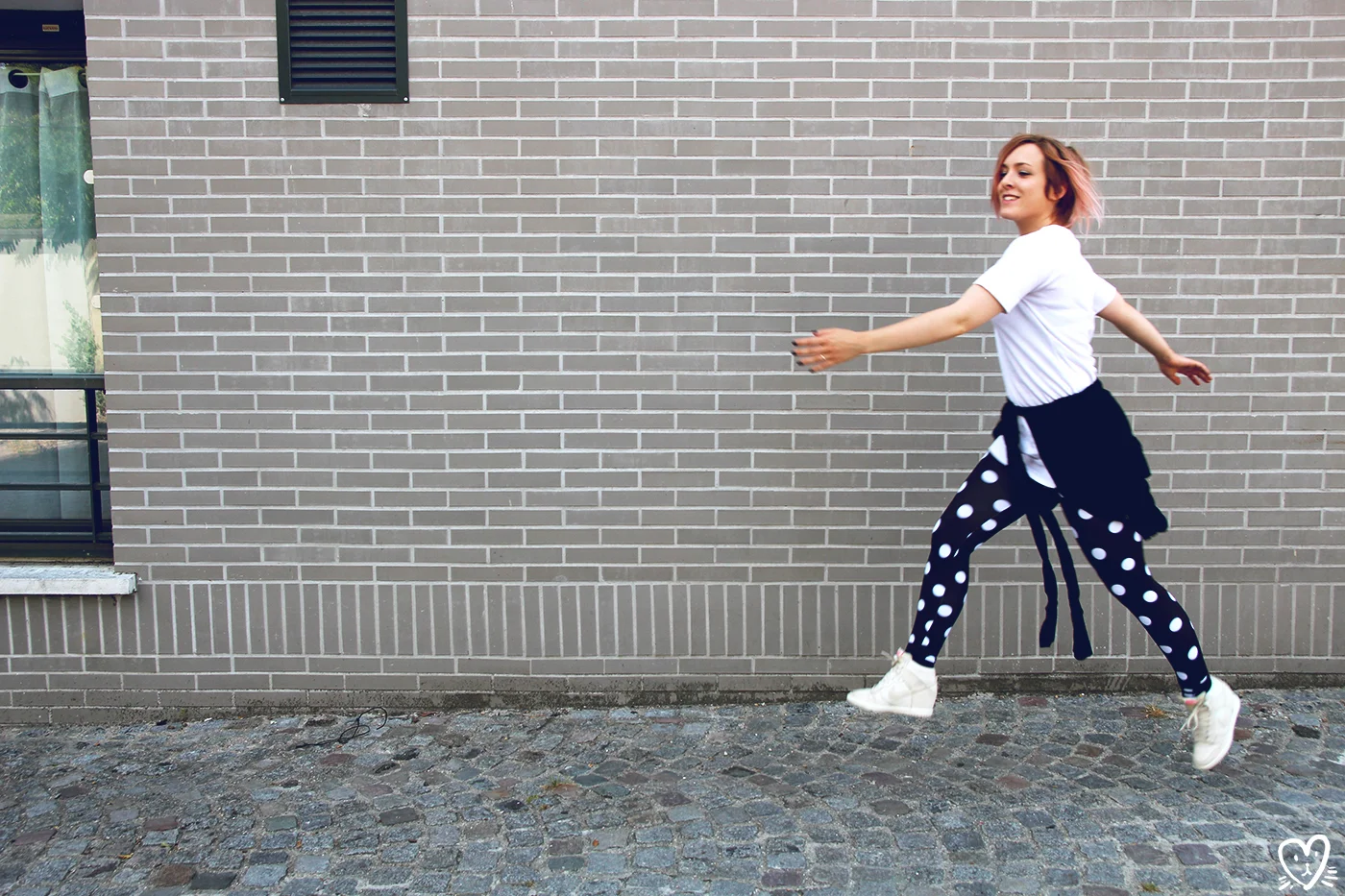 polkalegsjumping2_www.thecreativecontente.com copie.jpg