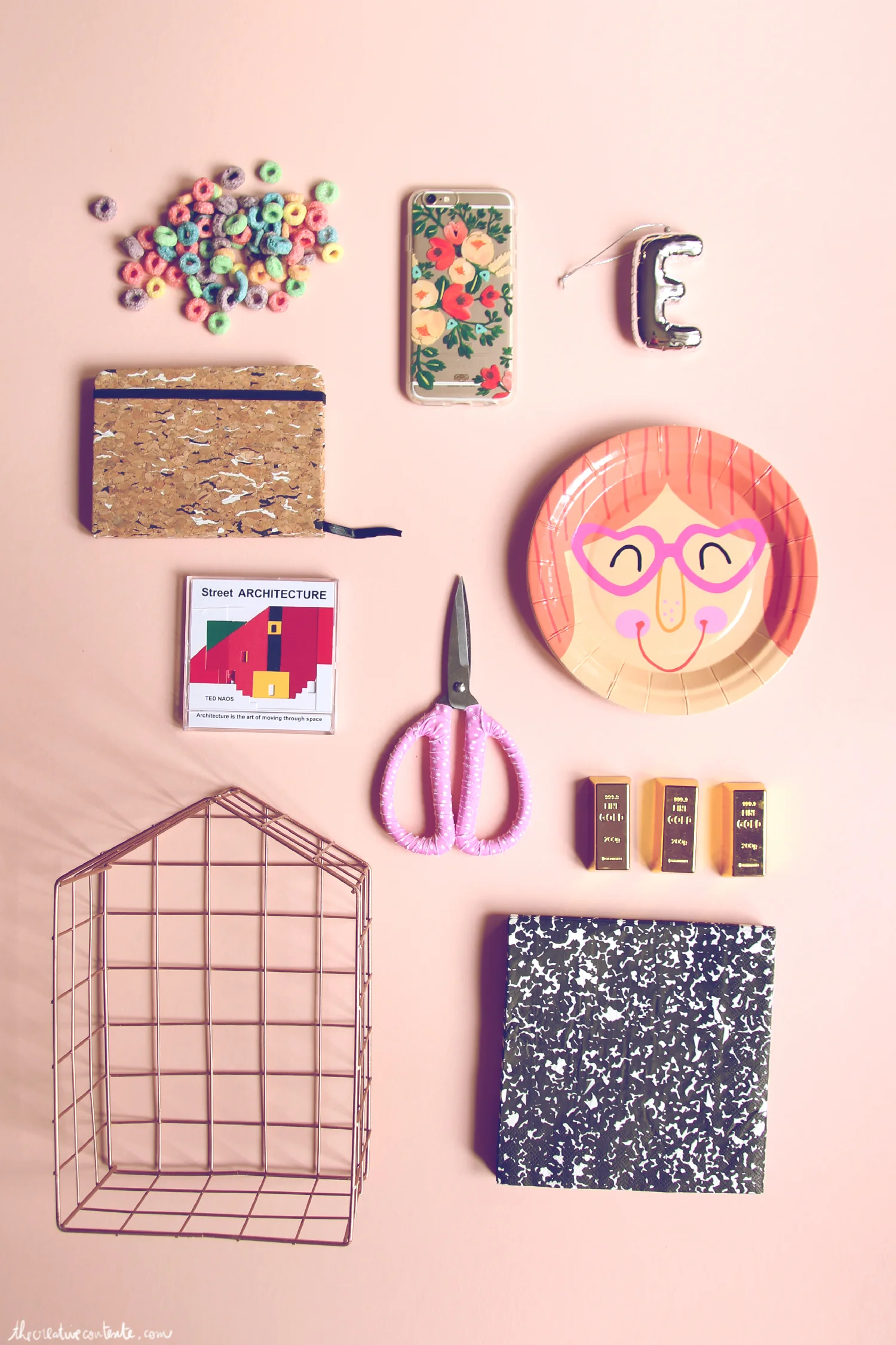 De haut en bas, de gauche à droite : Fruit loops // coque transparente iphone 6 Riffle Paper Co chez The Paper Source // décoration à suspendre "E" Urban Outfitters // Carnet liège, assiettes carton, ciseaux, aimants lingots, maison cage, serviettes papier The Flying Tiger // Boite Street Architecture Guggenheim Museum shop