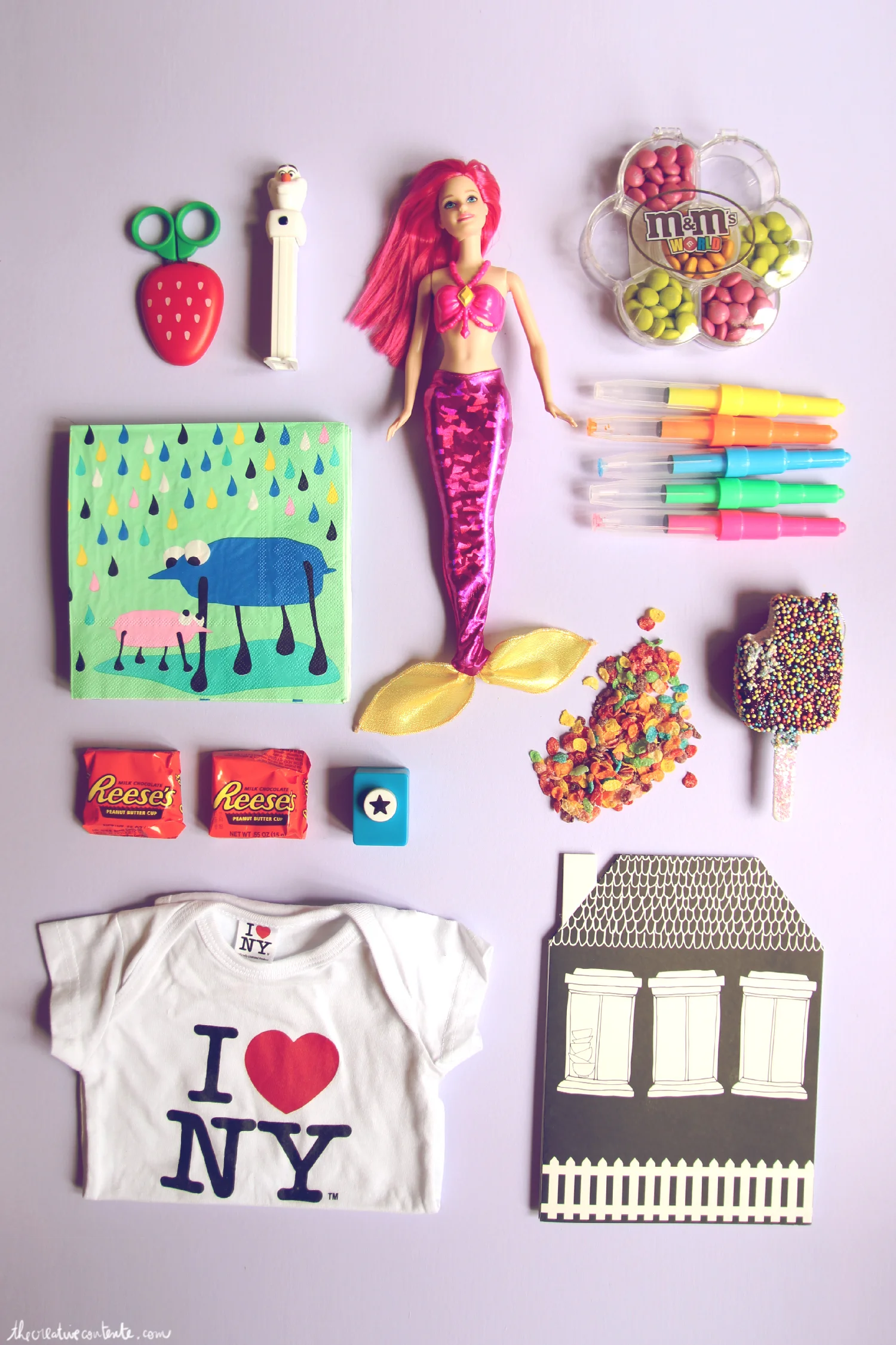 De haut en bas, de gauche à droite : ciseaux fraise The flying tiger // Distributeur de Pez chez Toys'r'us // M&M's du M&m's world de time square // Serviettes en papier the Flying Tiger // Barbie sirène seapunk Toys'r'us // Blowing pens The flying tiger // Fruity pebbles (frosties colorés) chez Duane reade // décoartion à suspendre ice cream Urban outfitters // Reese's peanut buttercup chez Duane reade // perforatrice étoile The flying tiger // body i love NYC from a souvenir shop somewhere // Maison a colorier et a déplier The flying tiger
