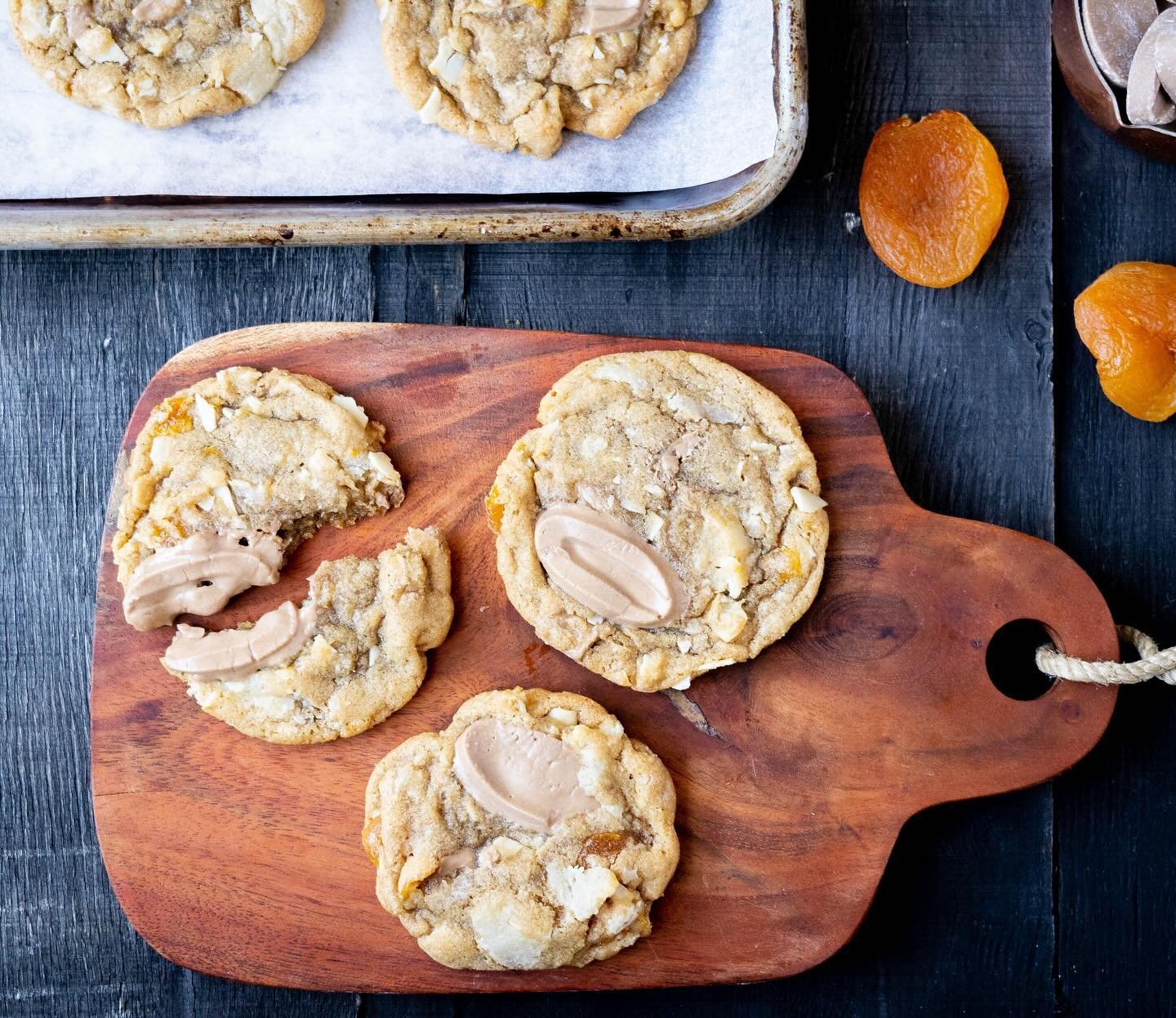 Valrhona fruit (and nut) feves series, part 3 - quadruple almond and apricot cookies! Almond @valrhona feves are biscuity, mild and nutty, I also added flaked almonds, almond extract and chunks of almond paste that make little gooey, melty pockets in