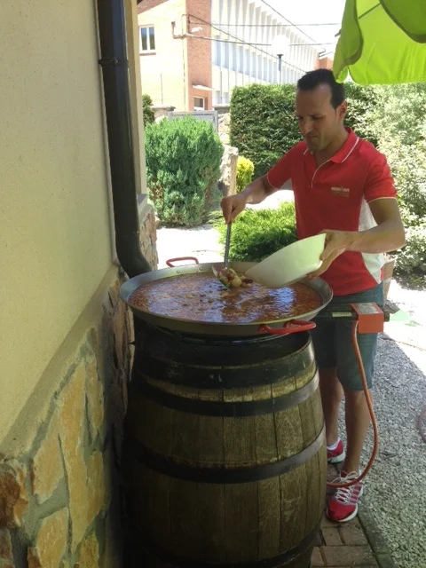 Ele cooking the paella