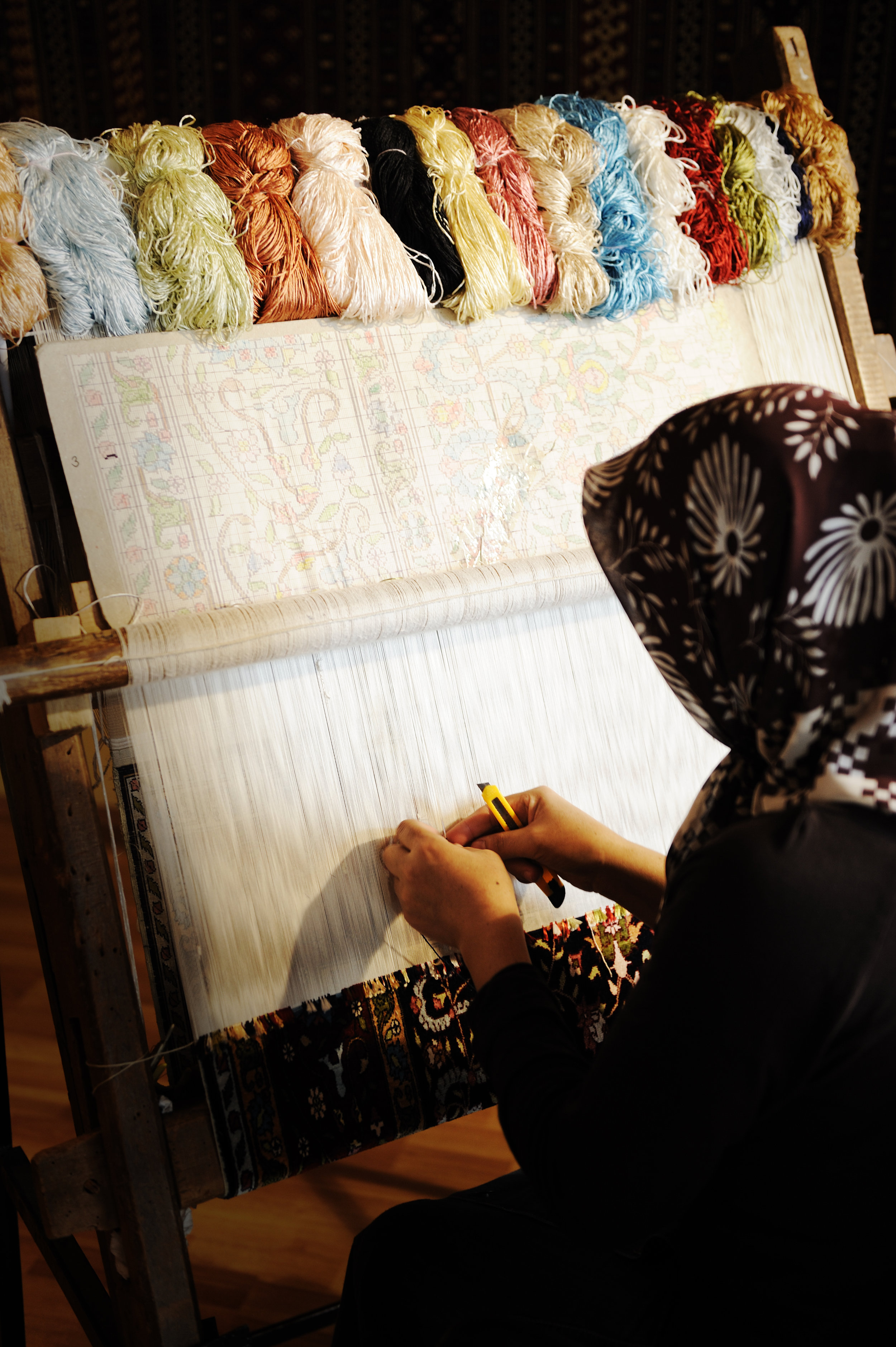 woman-working-at-the-loom-oriental-muslim-national-crafts-focus-on-the-fabric_HKGNdY0Vj.jpg