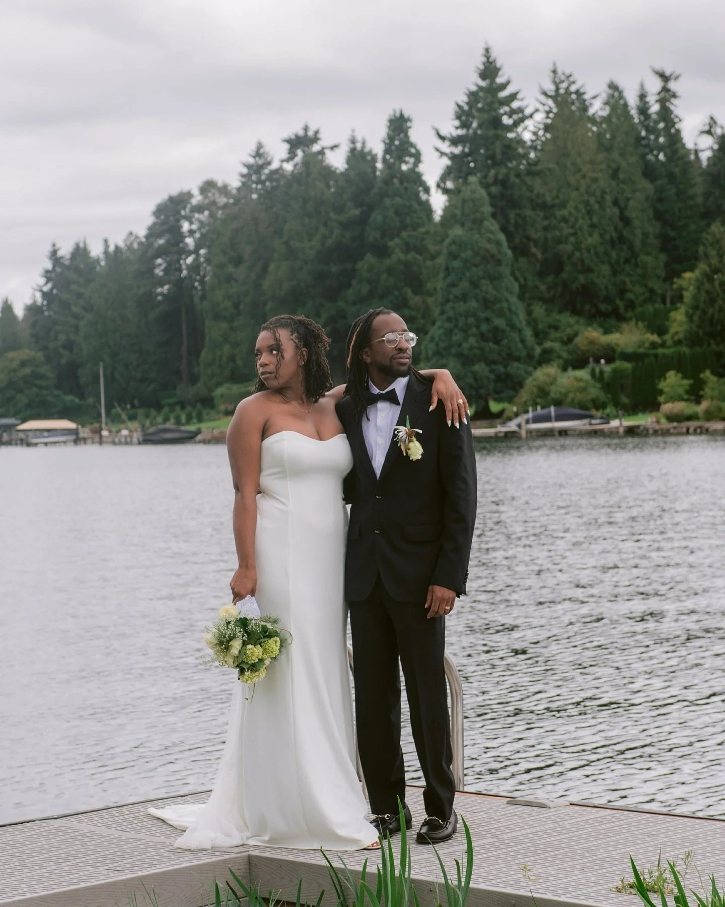 Captured this beautiful couple in this hidden gem of Seattle! It was my first time visiting the city and I was happy to have no rain and even a splash of sun on their beautiful wedding day. 🤍🤍