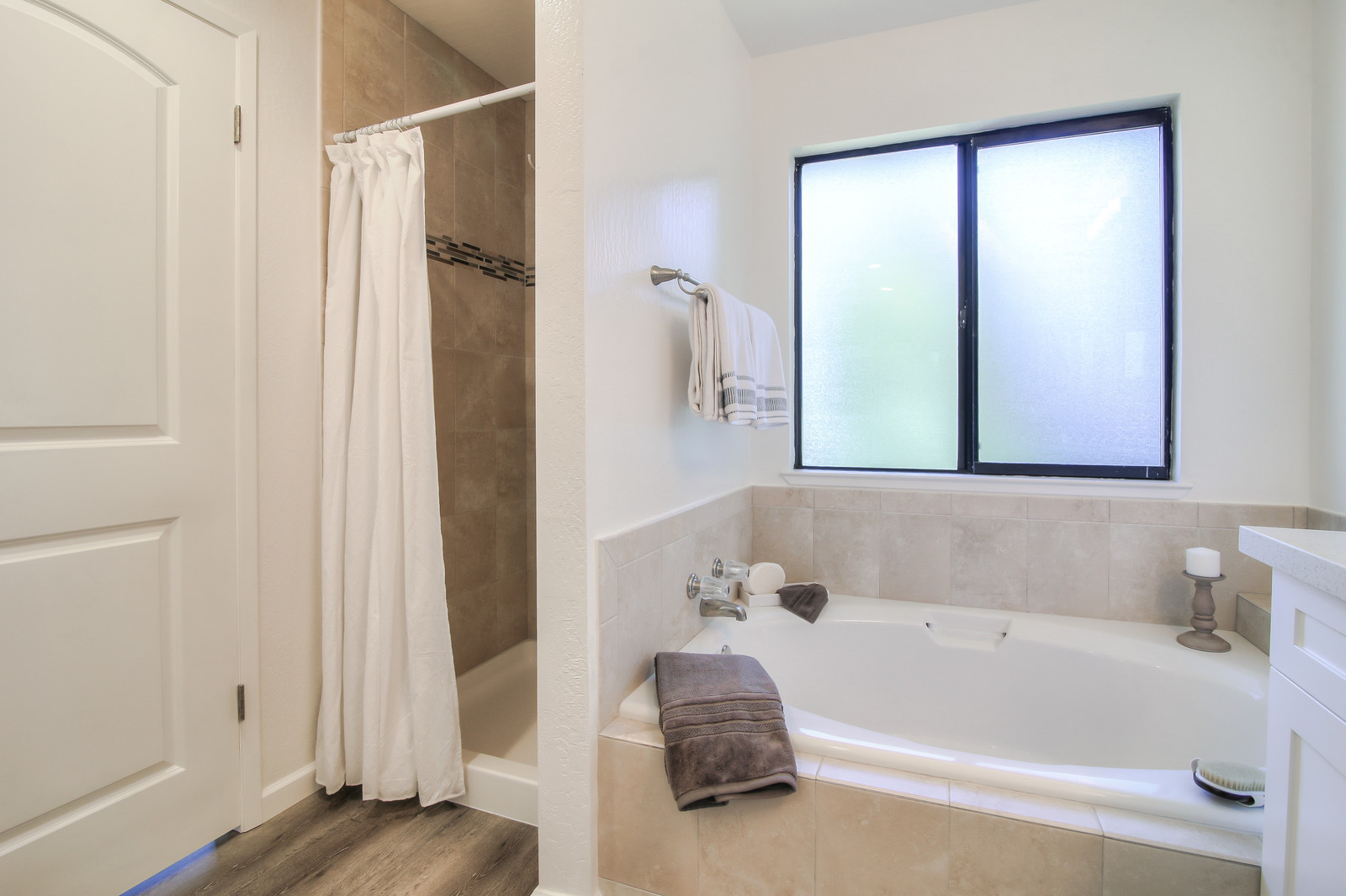 81_F84323_Arleda_Lane38_RP_mls.jpg