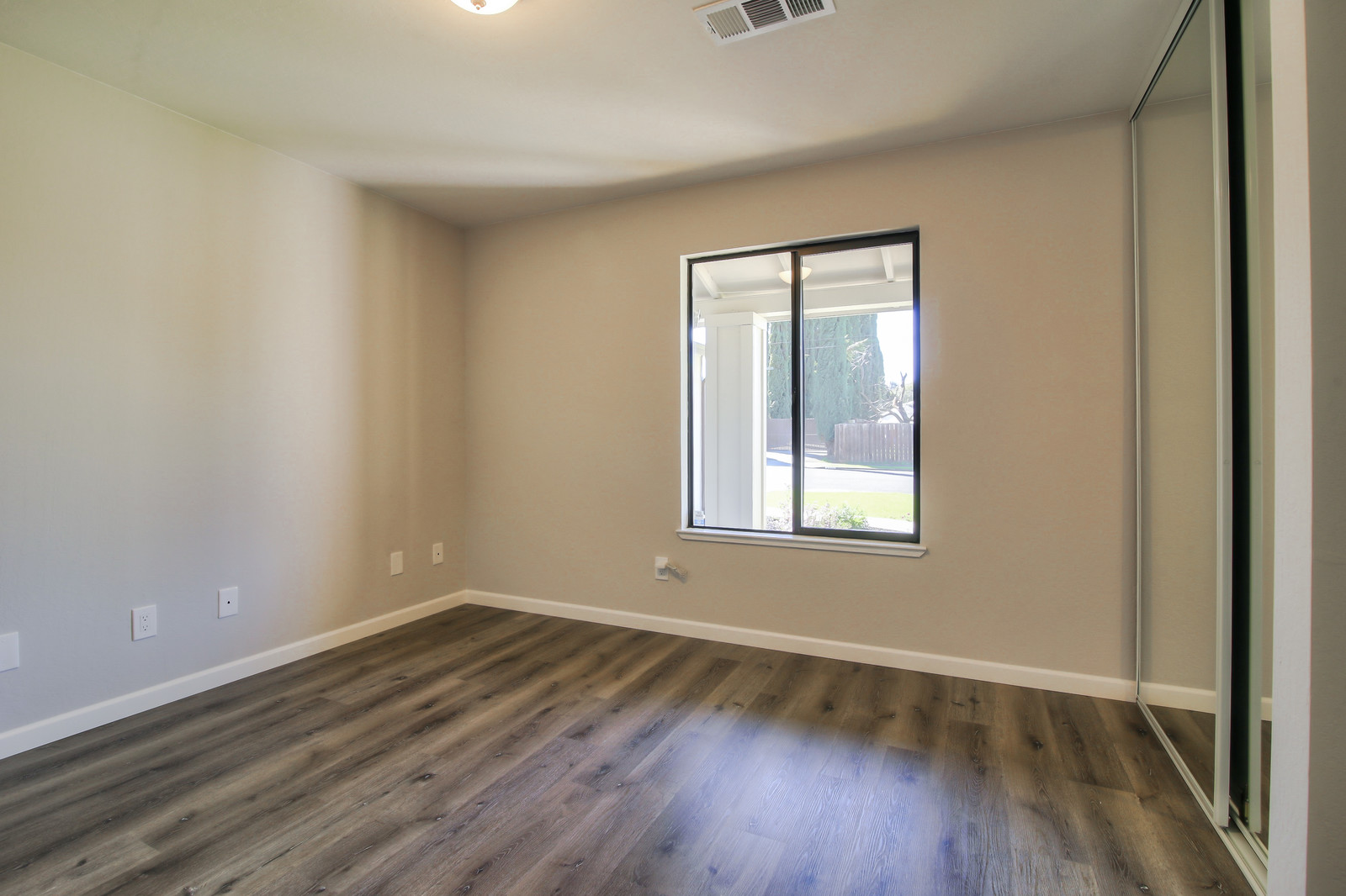 66_F84323_Arleda_Lane22_RP_mls.jpg