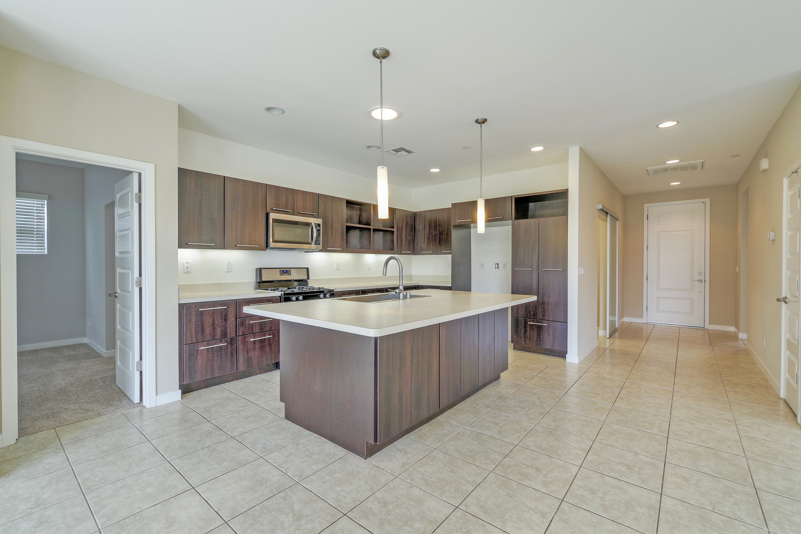 16_F8106_Clear_Lake_Court16_mls.jpg