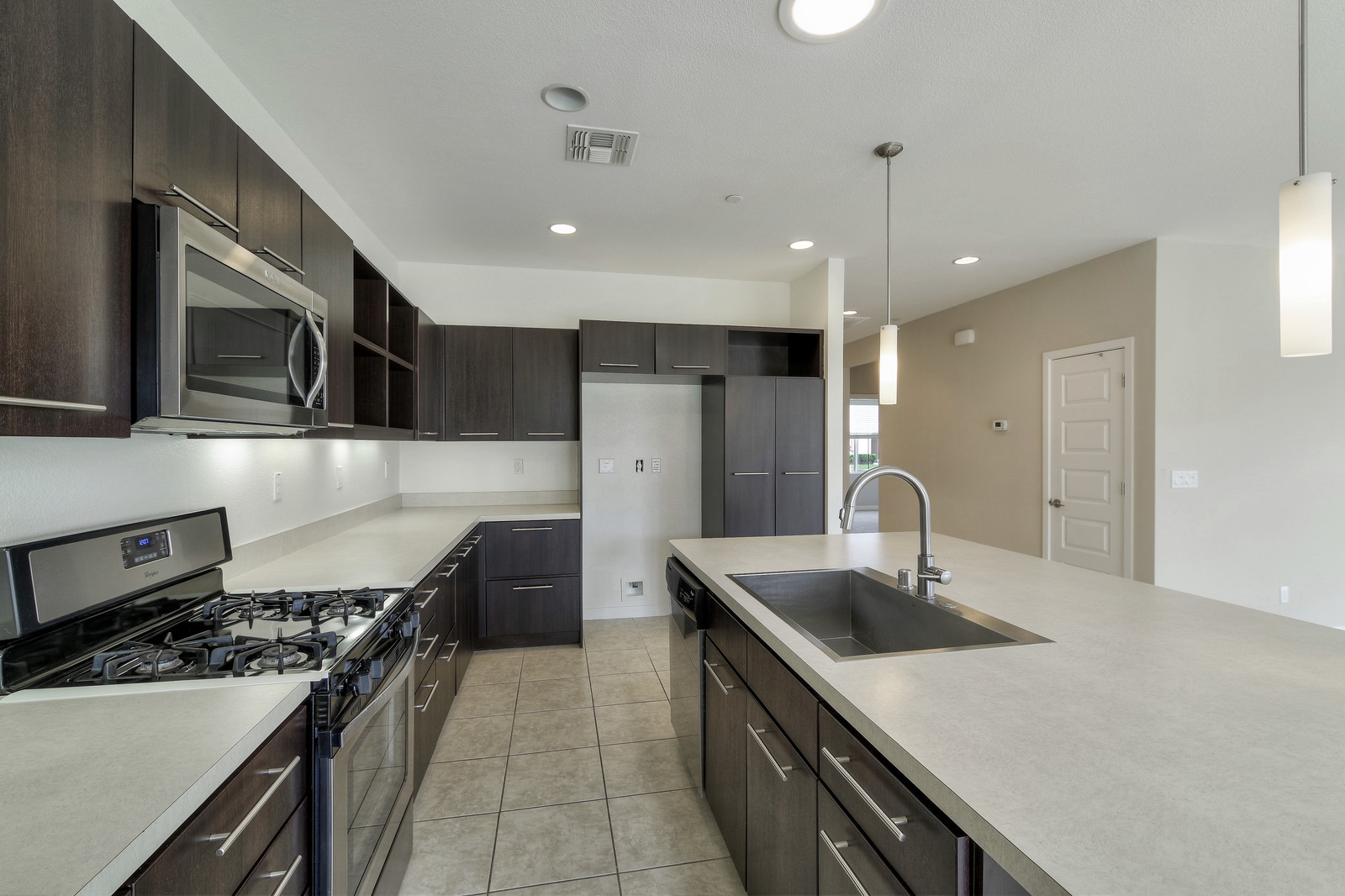 18_F8106_Clear_Lake_Court18_mls.jpg