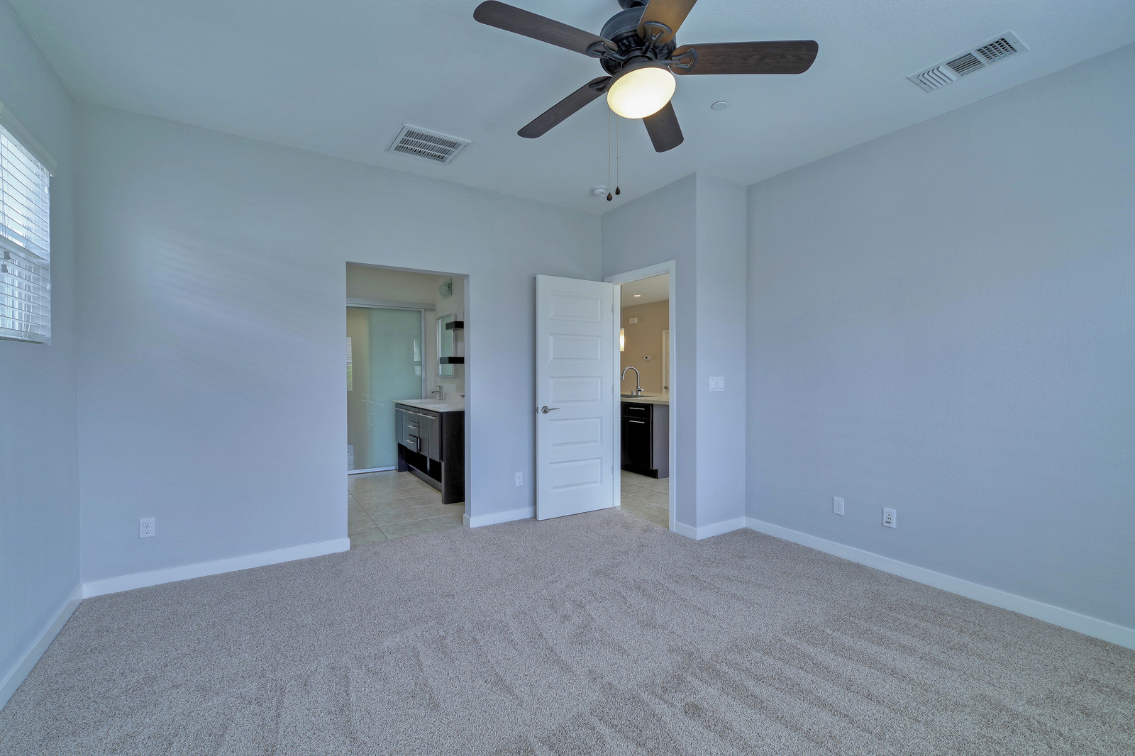 25_F8106_Clear_Lake_Court25_mls.jpg