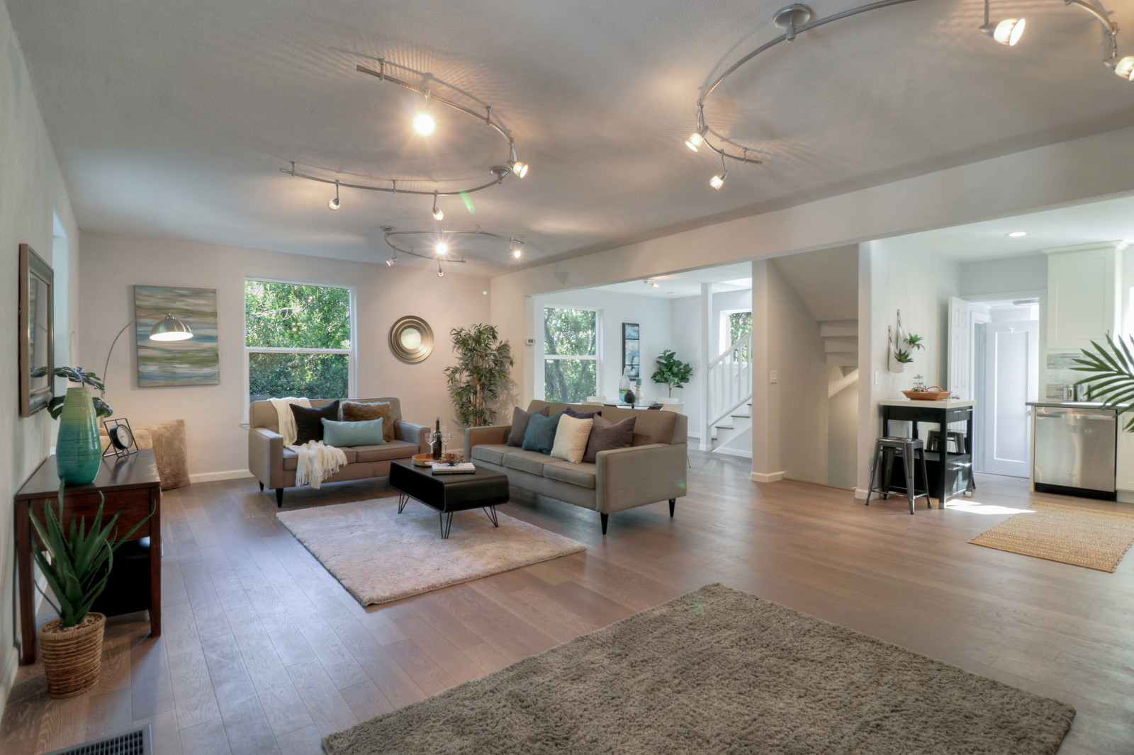 04_F8201_Floribel_Ave3_mls.jpg