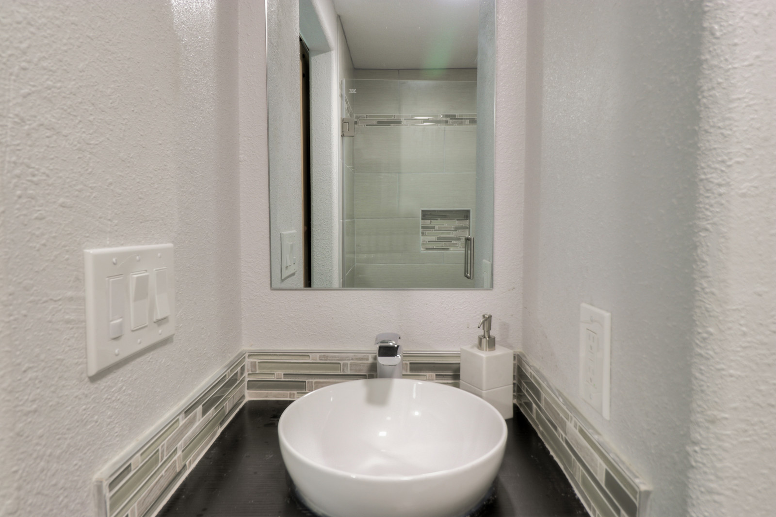 24_F8201_Floribel_Ave24_mls.jpg