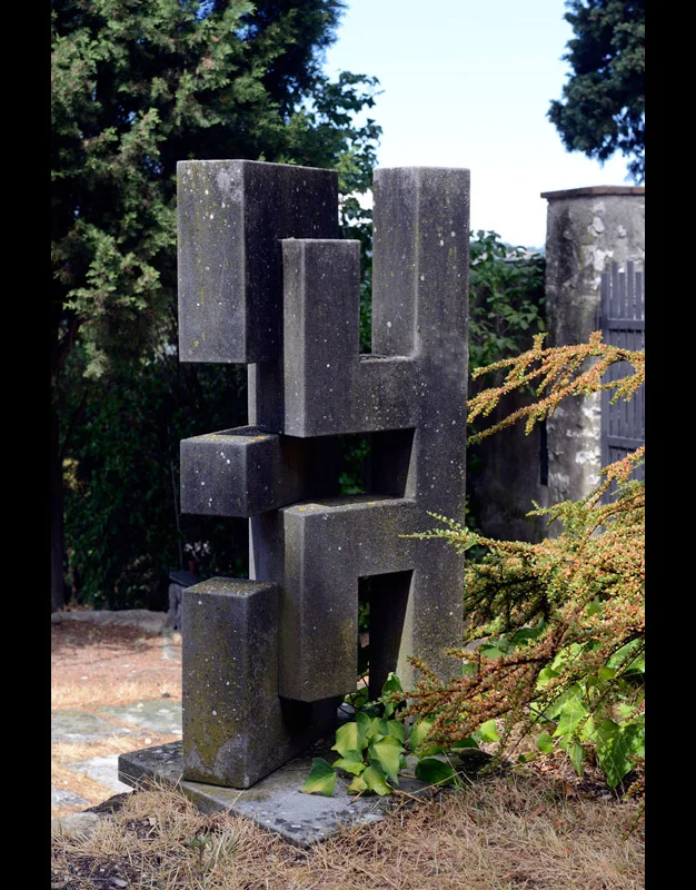 Incastro, 1970 pietra serena, 108x39x56 cm