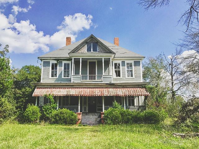 Fixer upper. 
_____________
#latergram #oldgeorgiahomes #sowega #southwestgrill #georgia #peachstate #georgiaonmymind #exploregeorgia #south #thesouth #deepsouth #rural_love #rural #rurex