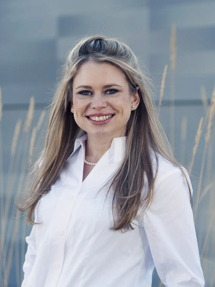 Family Art Photo provides classic modern head shots that reflect you and meet your branding needs.