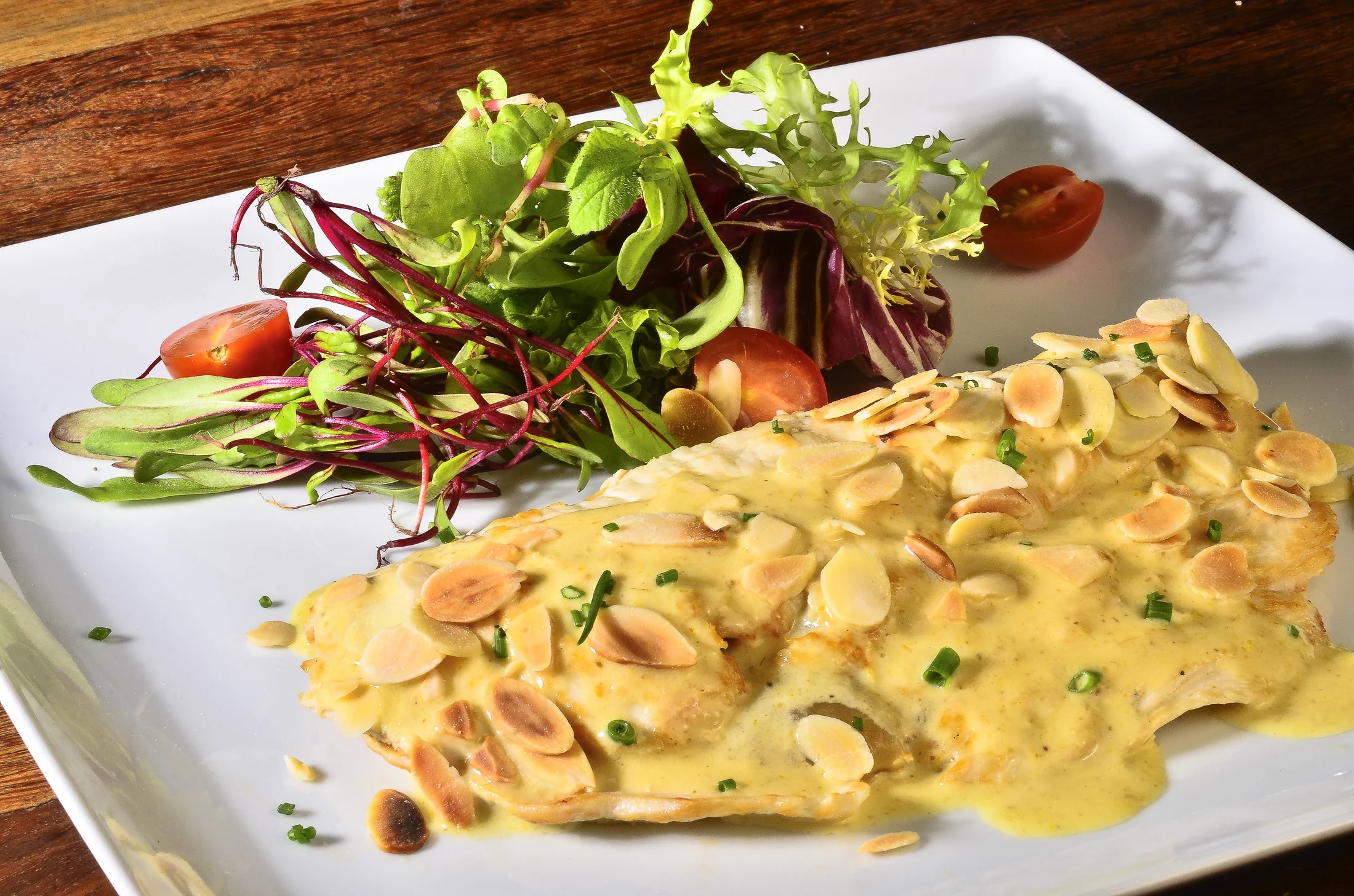 Paillard de frango com purê de maçã molho curry light amêndoas e mix de folhas temperadas_R$4180_SérgioPaganomédia.jpg