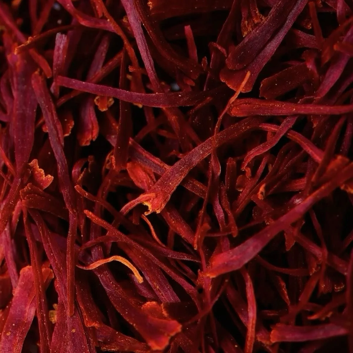 Golden threads of saffron drifting through the desert air&hellip; 🌙 In our Oasis candle, saffron isn&rsquo;t just a note &mdash; it&rsquo;s a portal. Known as &ldquo;red gold&rdquo; for its rare beauty, saffron weaves its earthy, leathery warmth ami