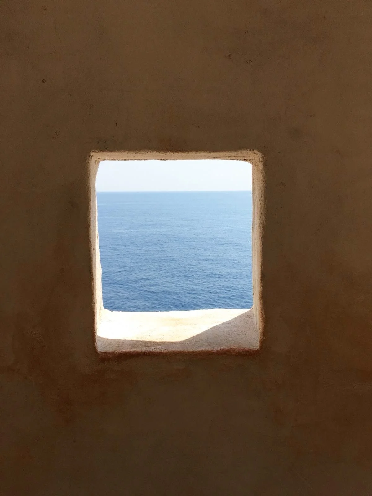A marine stillness touched by salt air and sun-warmed stone, carrying the feeling of the sea long after the horizon disappears.

Solar available online ☀️