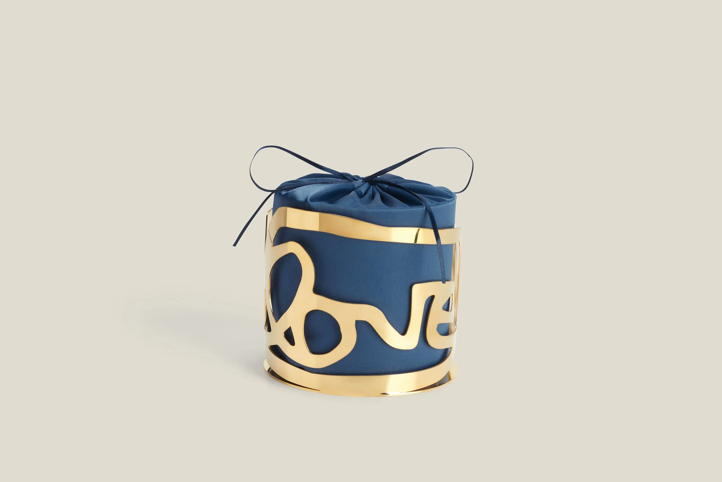 A season of gathering, giving, and golden light.
The grantLOVE x Amber Sakai candle in Upland brings sculptural design and grounding fragrance to the art of hosting. A considered gift, or a statement in your own home.

Made for the moments that bring