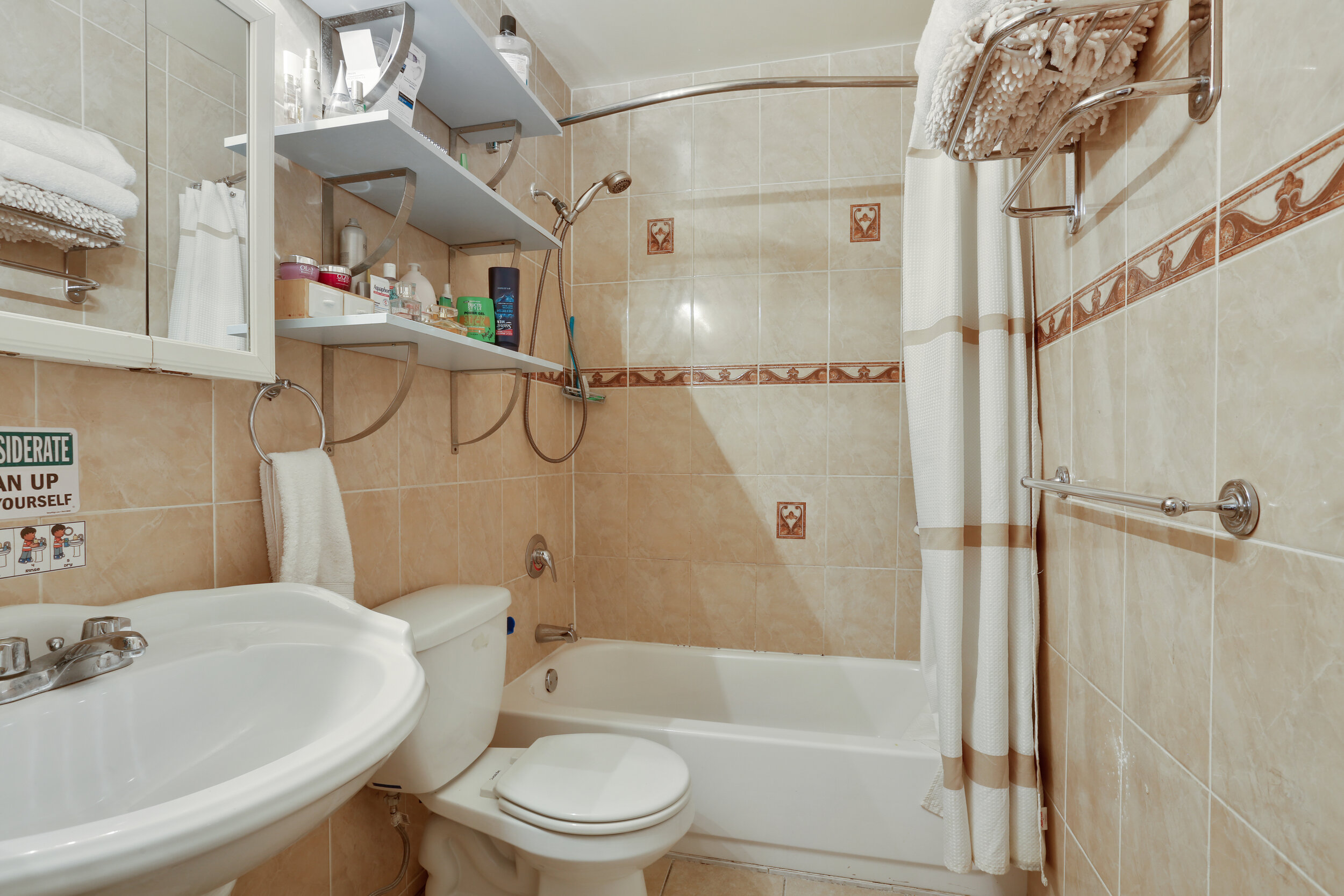208W105- Bathroon.jpg