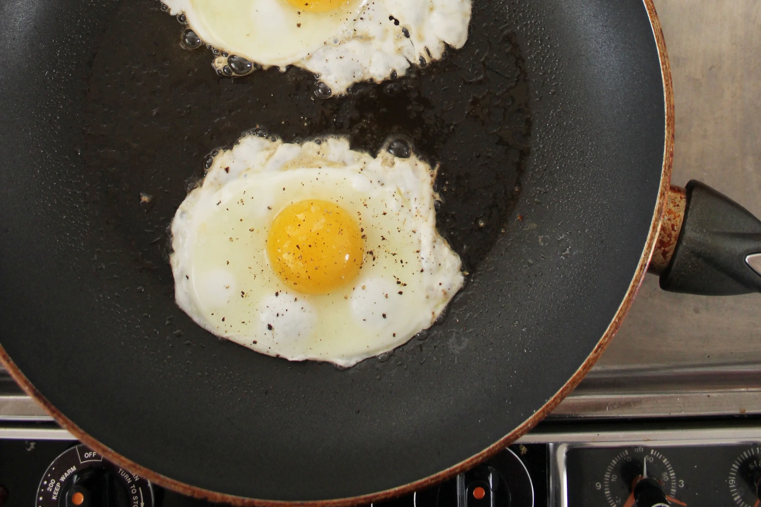 Eggs_in_pan.jpg