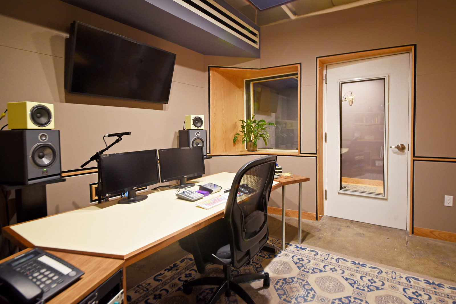 STUDIO B BOOTH