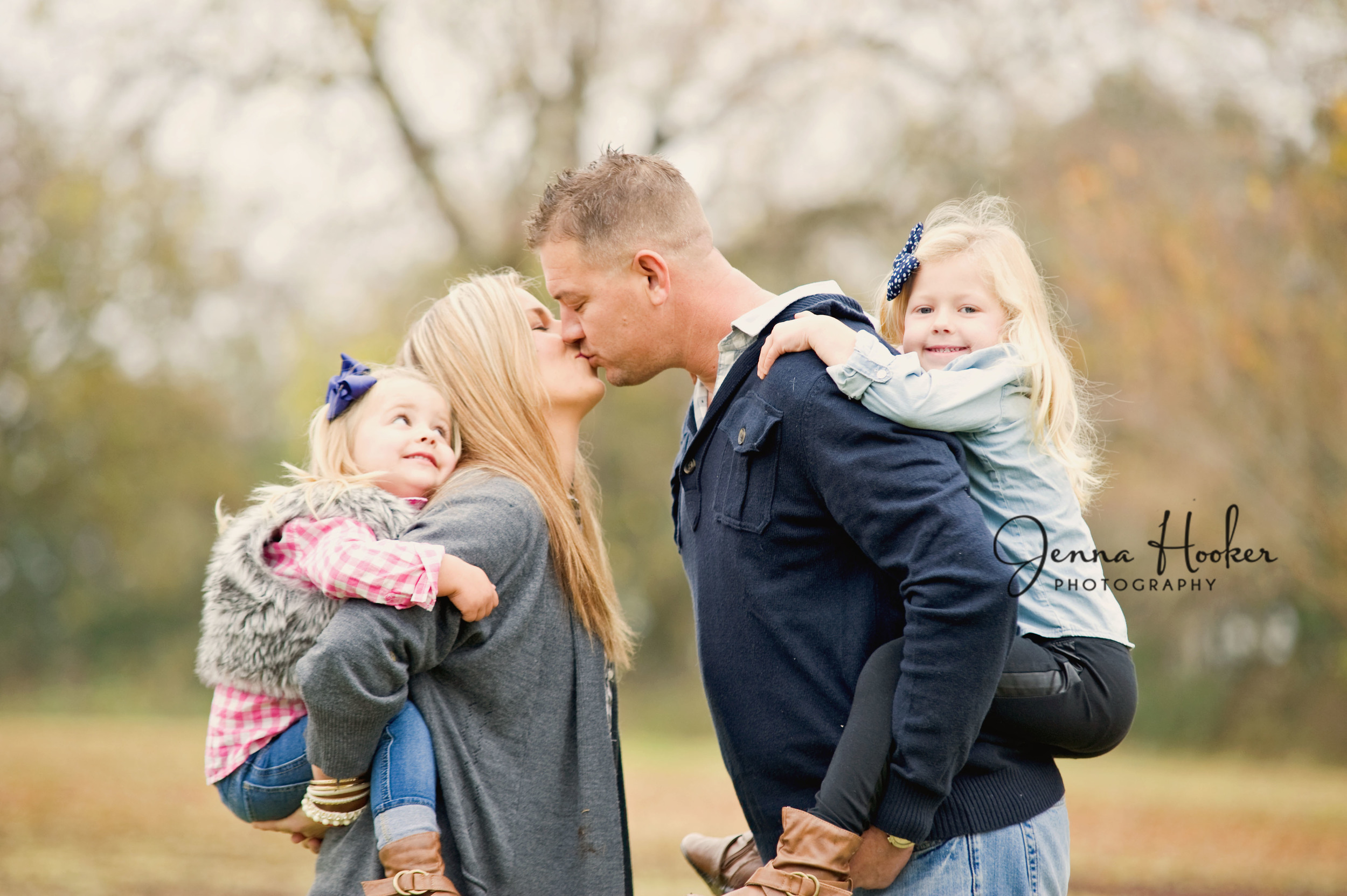 mom and dad kissing photo pose idea