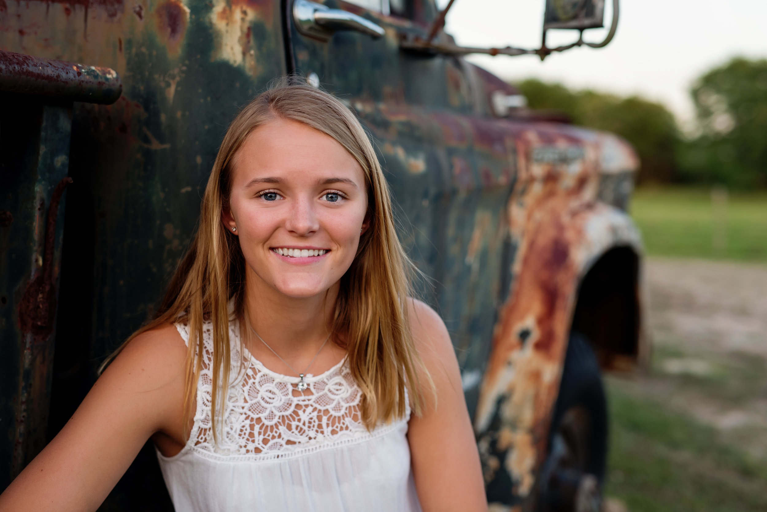 senior portraits with rusty truck