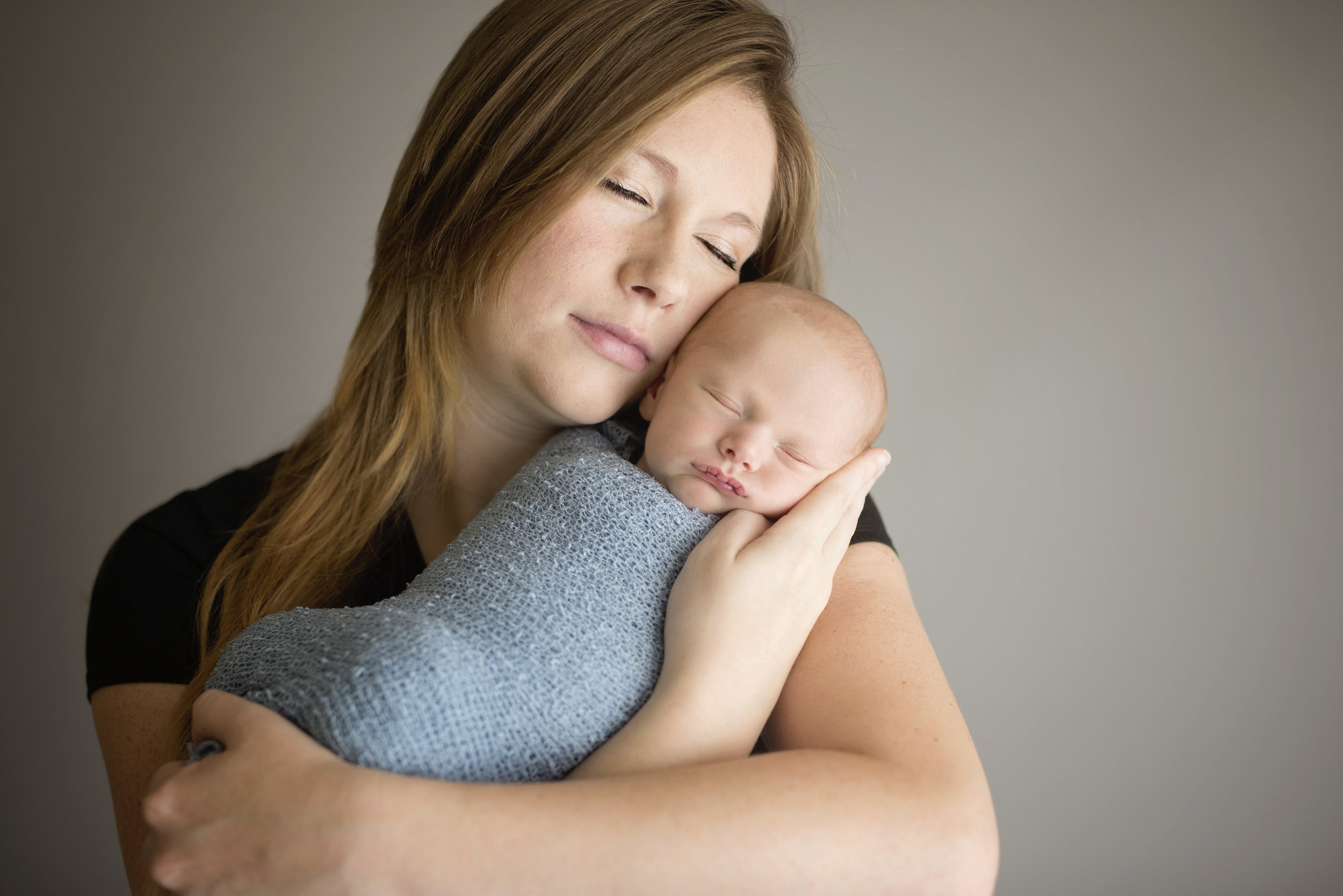 mom and newborn photography