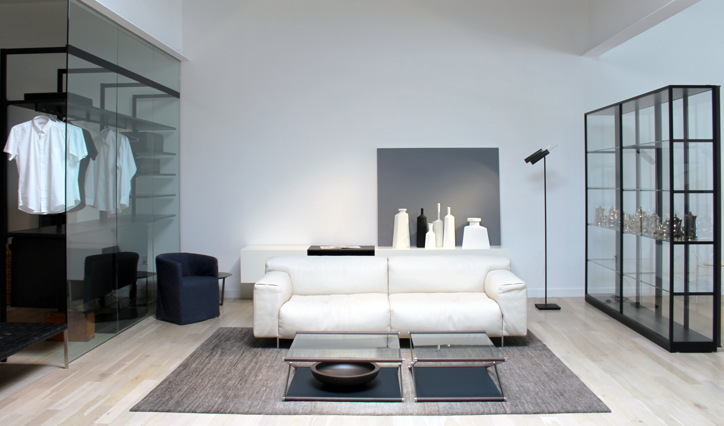 The lounge section includes a cream leather Softwall sofa by Living Divani paired with Nox glass coffee tables by Gallotti & Radice. Ex-Libris iron and glass display cabinet by Porro, clay and wood creations by Kose Italia. Natural wool ombre area rug by Delinear. #livingdivani #porro #kose #delinear #pierolissoni #gallotti&radice #modern #architects #designers #design #LosAngeles #moderninteriors 