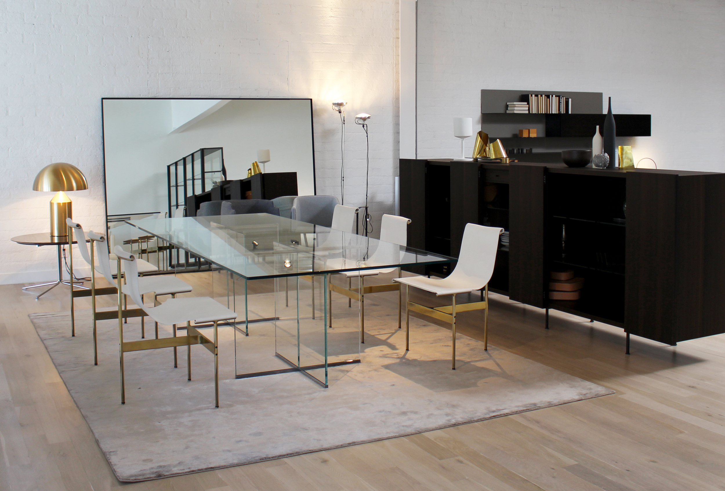 The Eros dining table by Gallotti & Radice is now on display with the TG-10 dining chairs by Gratz in b rass and white saddle leather. The T iller storage cabinet in eucalyptus is by Porro, the Gold Atollo table l amp is by Oluce. #galotti&radice #oluce #gratz #modern #architects #designers #design #LosAngeles #moderninteriors 