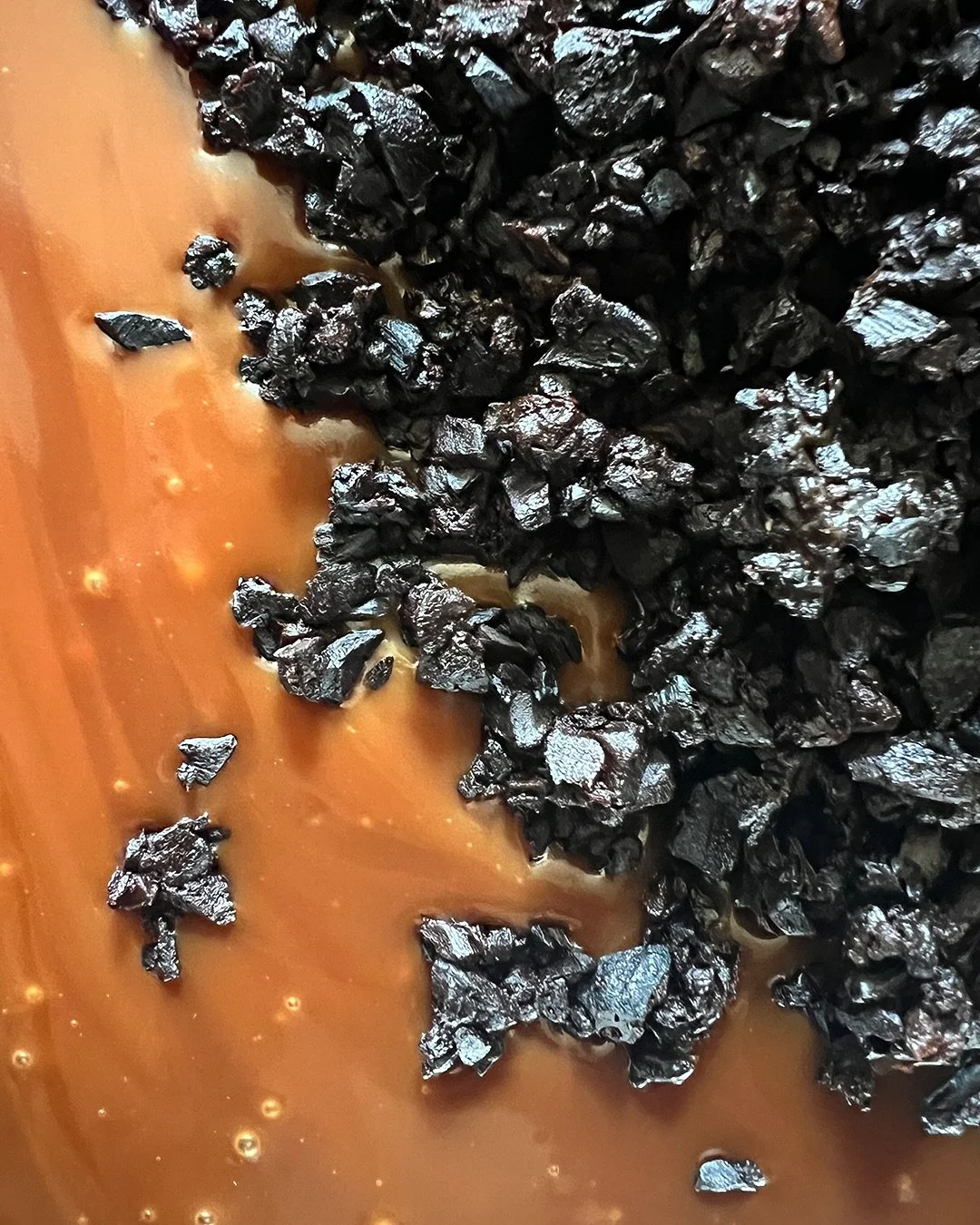 GARLIC FEST SEASON CONTINUES! ✨ 🧄 ✨ 

There&rsquo;s something truly magical about the unexpected sweet-salty-savory combo of #CaraSelCaramel and garlic. Back in 2022, when I baked up my first batches of Roasted Garlic Caramel Blondies, Black Garlic 