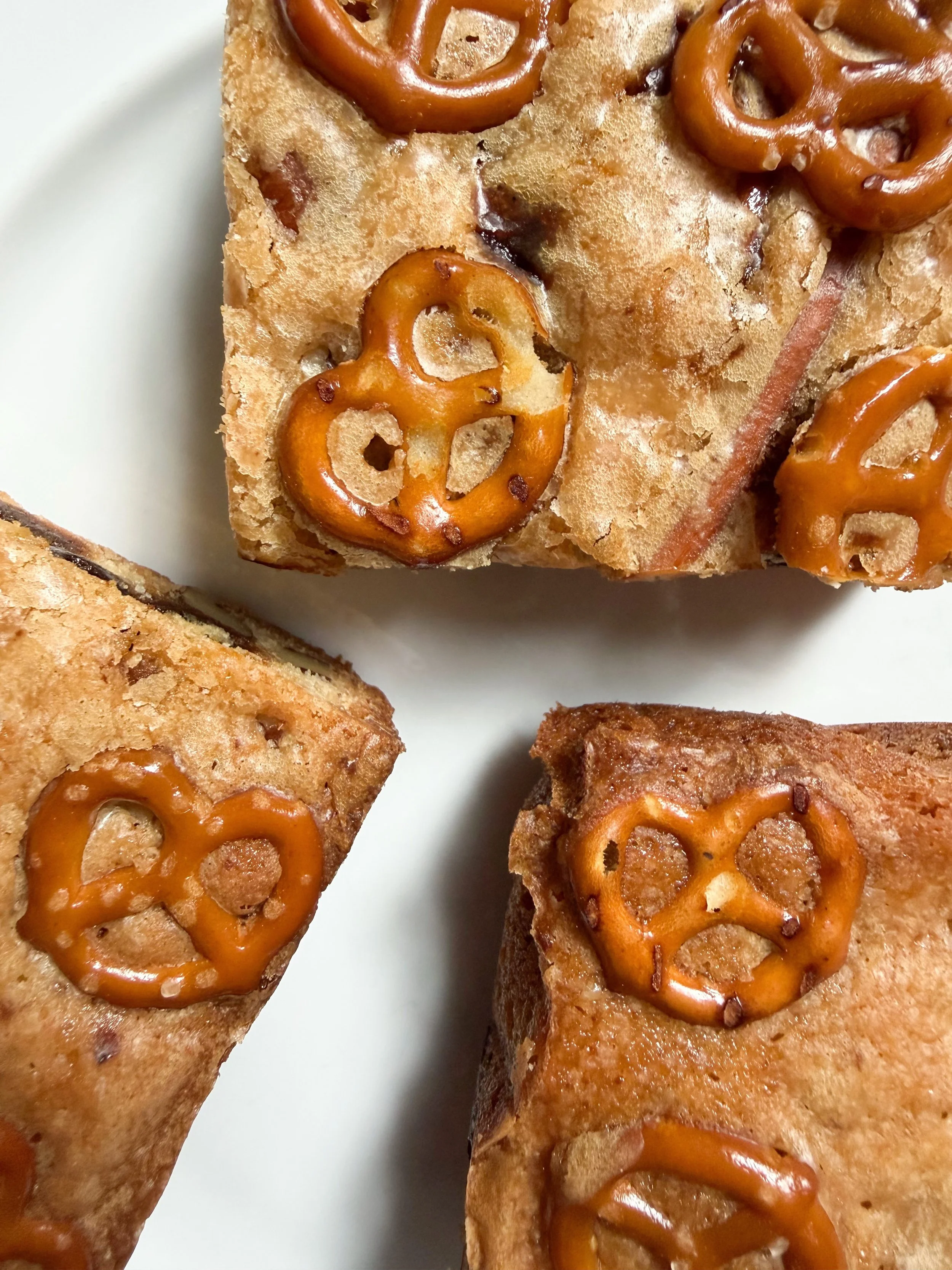 Markets at Round Lake is this weekend!

I didn&rsquo;t bring my Caramel Pretzel Pecan Blondies last year and, well&hellip;let&rsquo;s just say I heard about it. So, I&rsquo;m making up for it this year&mdash;a fresh batch is coming with me!

The only