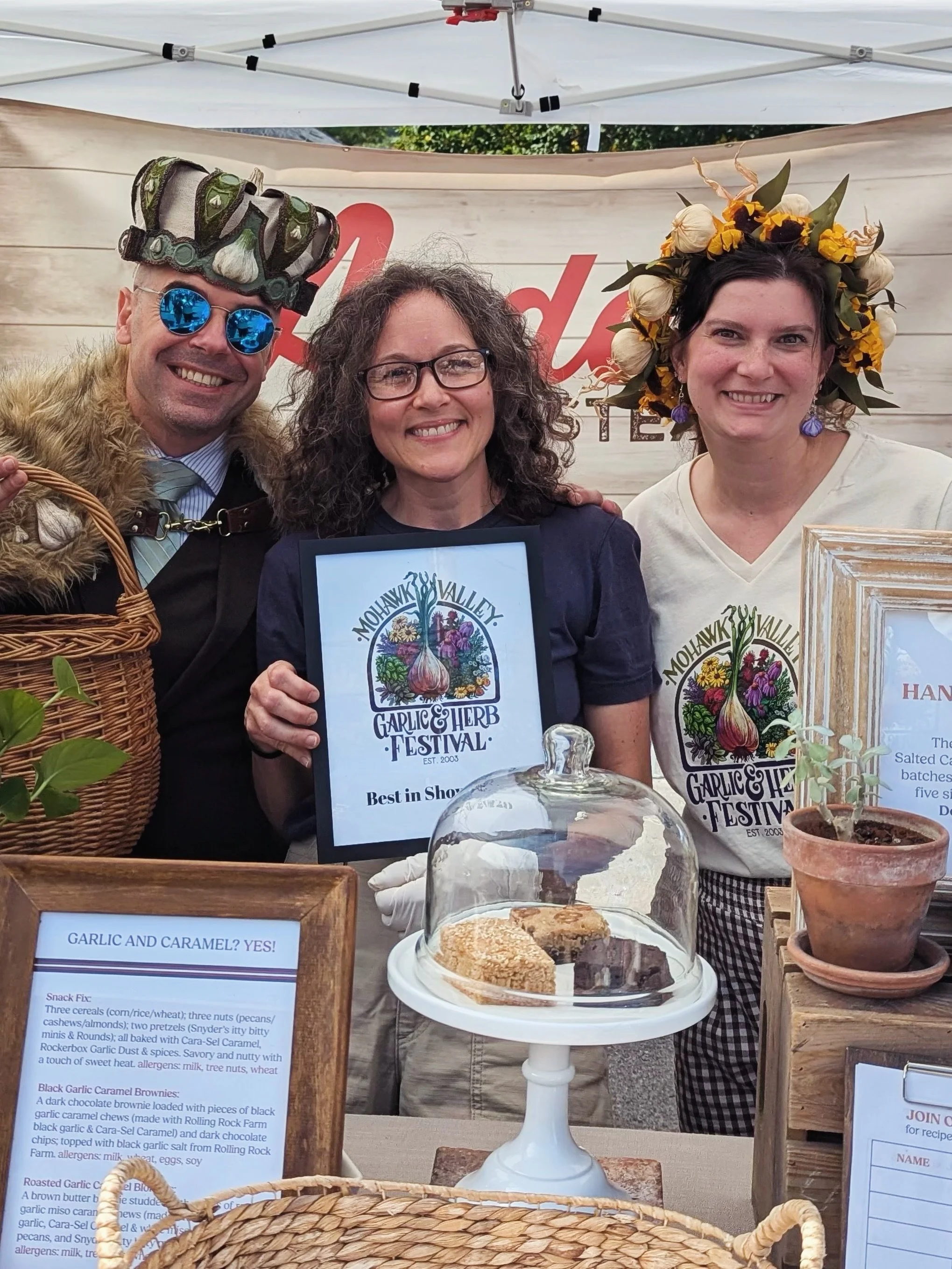 That moment when the Garlic King steps behind your booth to award you Best in Show. 😭

Huge thanks to the Mohawk Valley Garlic &amp; Herb Festival committee for bestowing this honor on me. I am completely blown away. 🧄 💛

📸: @mohawkvalleygarlic