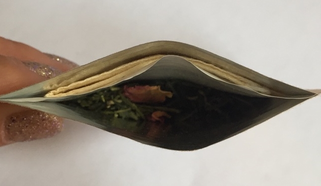 View from the top of one of our Loose-To-Go™ packets. Luxury organic tea in the front chamber and a filter in the back chamber are separated by a unique divider. Customizable portions and keeping the tea and filter separate until brewing time make this a true loose leaf tea experience with ultimate convenience. 