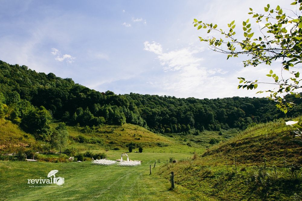 Photos by Revival Photography Weddings at White Fence Farm Tennessee Weddings Revival Photography www.revivalphotography.com 