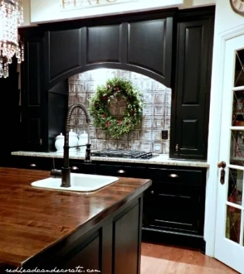 A holiday-ready kitchen. Image Source: Pinterest