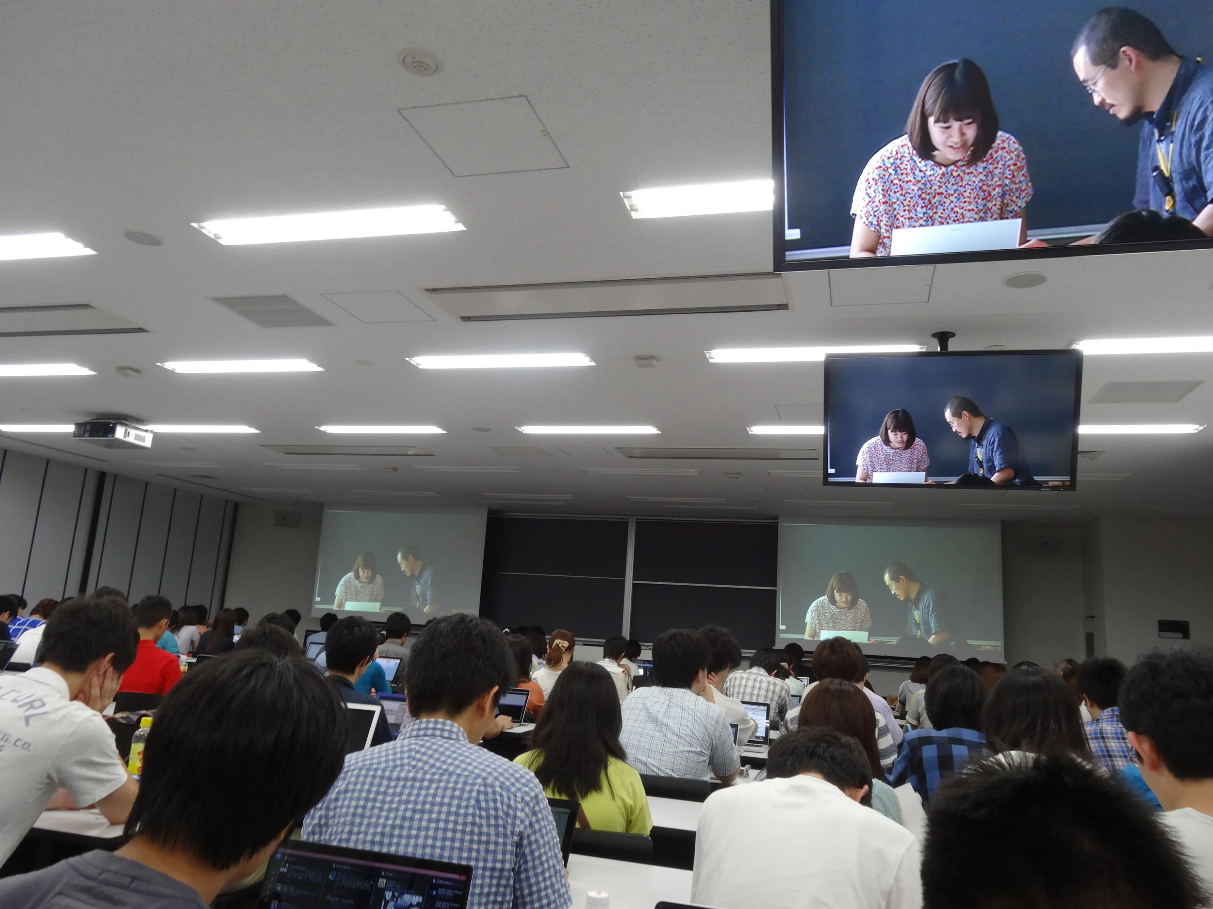 1年生の発表を衛星中継で見守る2年生達