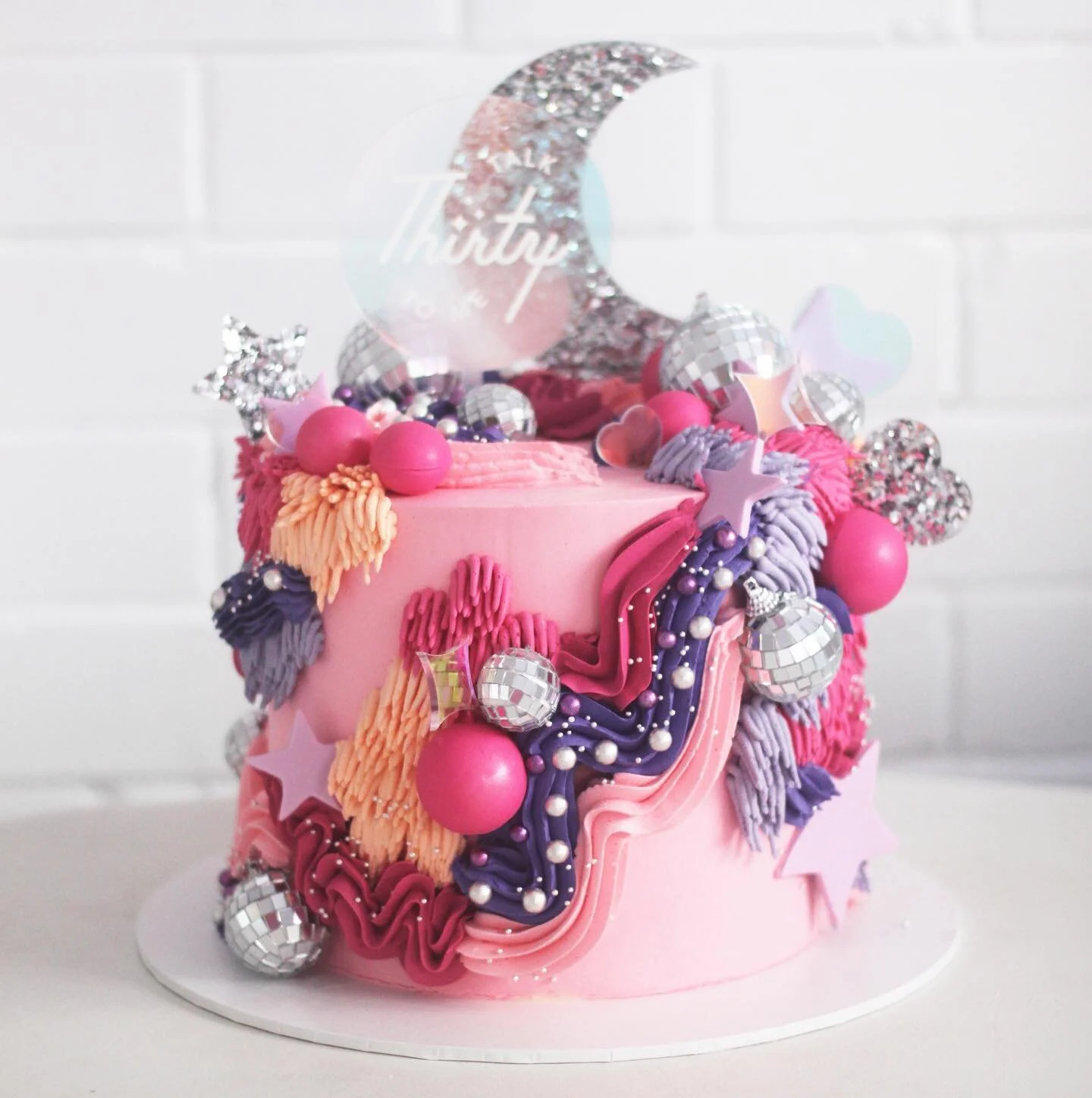 So I&rsquo;m thinking from this point forward disco balls on cakes should be mandatory, thoughts? Thanks @emmashepparddd for allowing me to help you with your surprise for @amysheppardpie ❤️ toppers by legend @septembercreative #birthday #birthdaycake #30