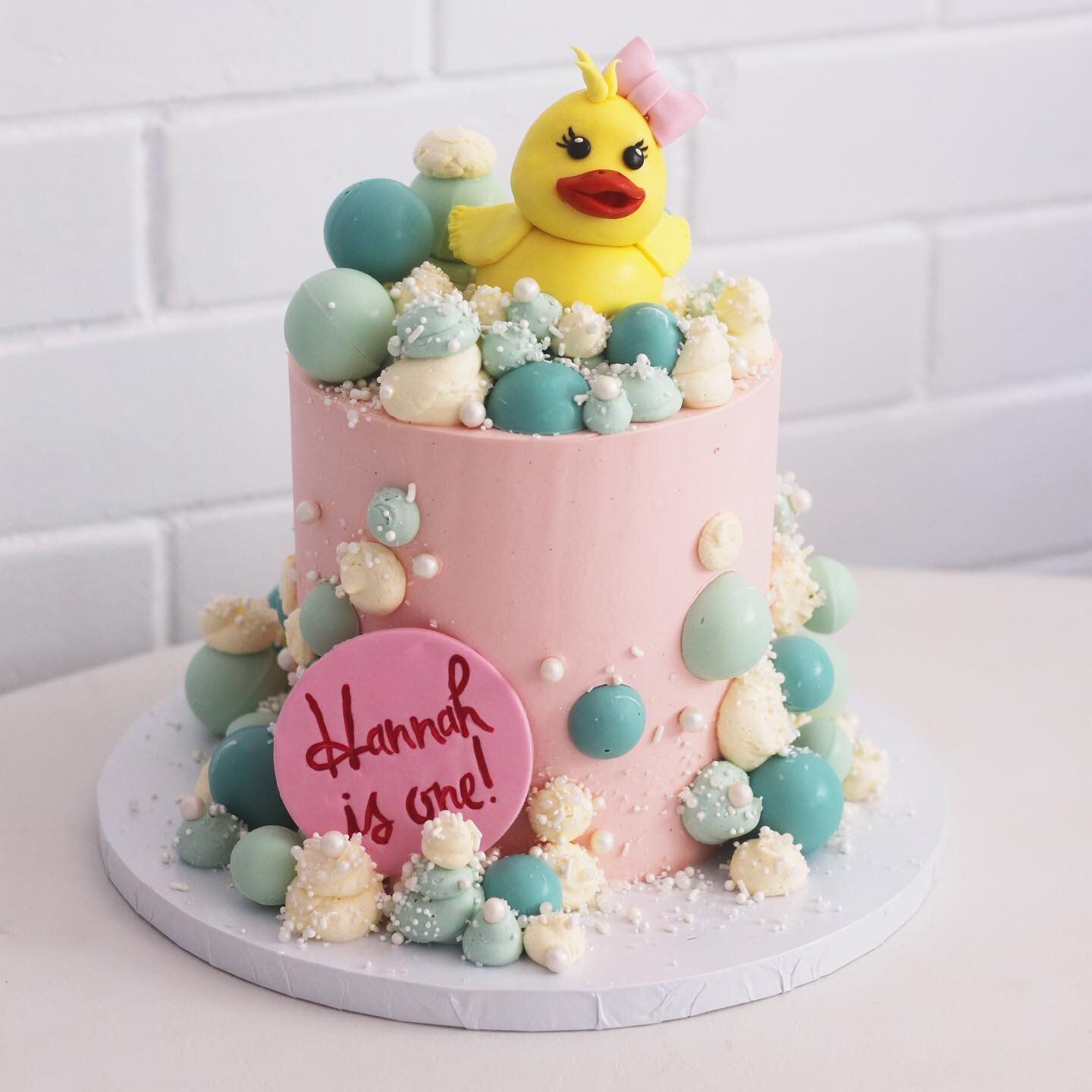 Splish, Splash this little duck is taking a bath! Little Hannah turned one last week and her parents nickname her &lsquo;little duck&rsquo; for her love of the water. Inside it was a chocolate raspberry cake and the bubbles are a mix of chocolate and Swiss meringue buttercream. #birthday #birthdaycake