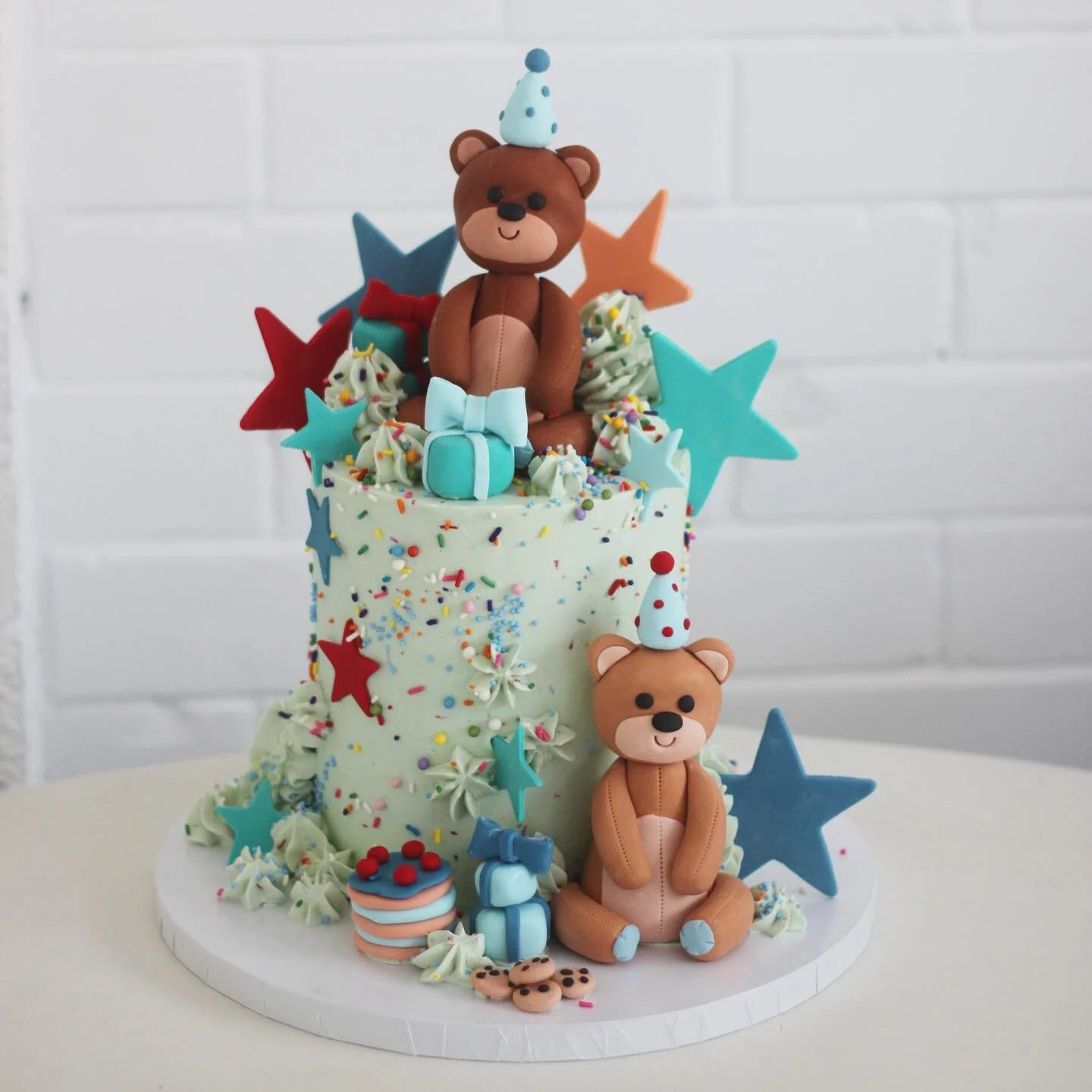 A recent teddy bear cake! Or as I like to call them &lsquo;party boyzz&rsquo;. One of the positives I&rsquo;ve found from our current situation is rediscovering kids cakes. For so long I felt like I couldn&rsquo;t do them, I was so comfortable in my wedding cake box I neglected other cakes! And I have fallen in love with small kids cakes, there is so much room for fun and lightheartedness in kids cakes and I&rsquo;ve been enjoying it so much. What have you rediscovered during this time? #birthday #birthdaycake #cake